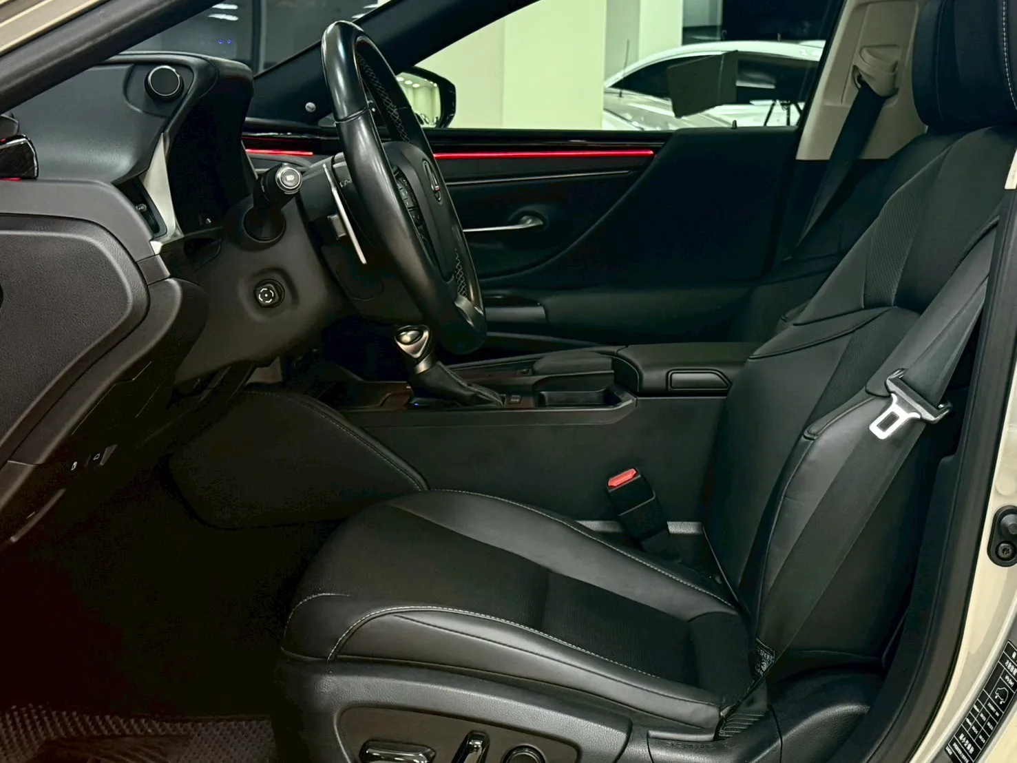 2020年 Lexus ES200 豪華版 鈦色