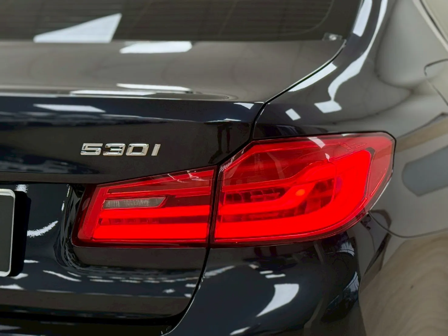 2017年 BMW 530i M-Sport 黑藍