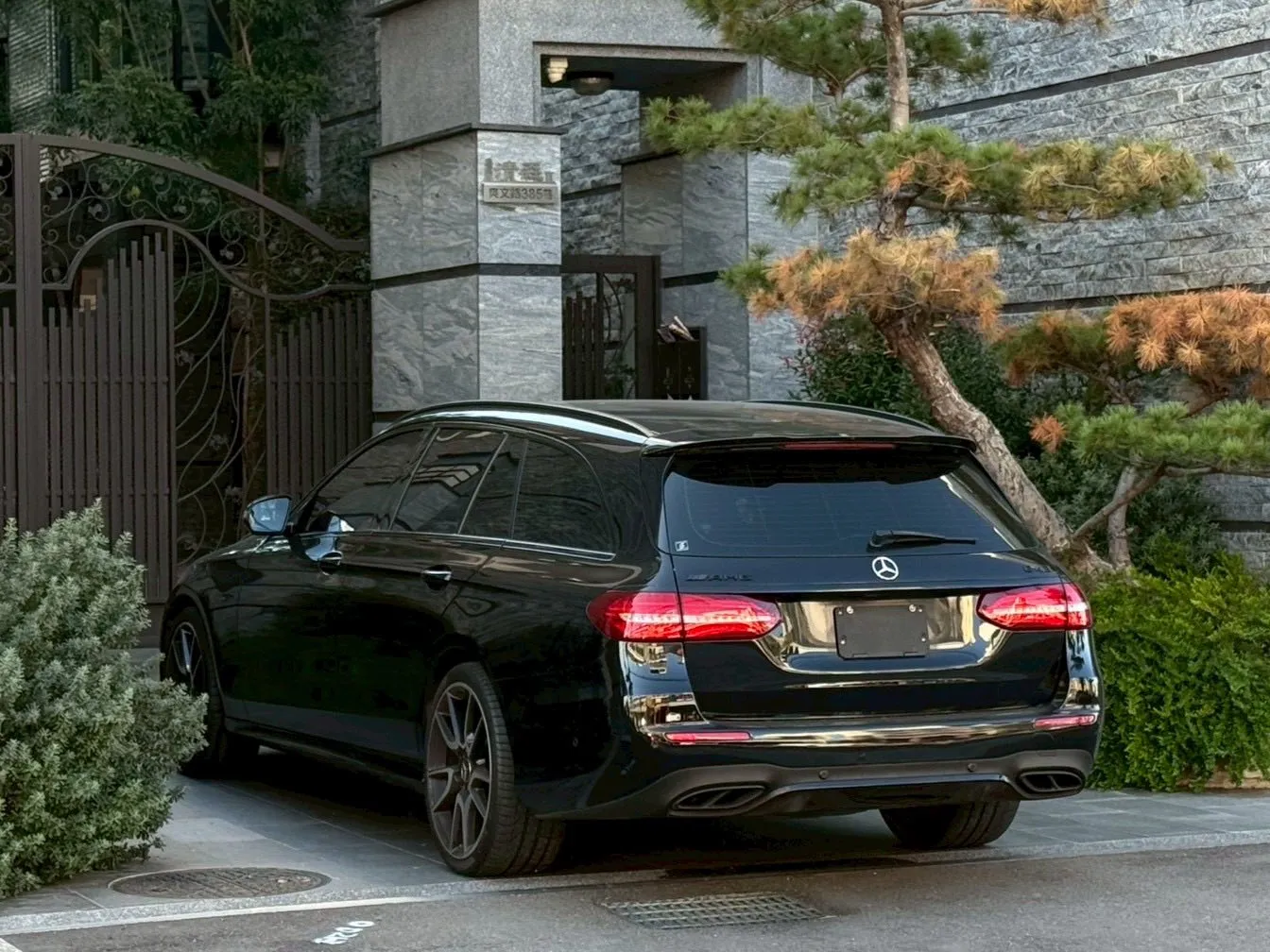 正2017年Mercedes Benz E43 Estate