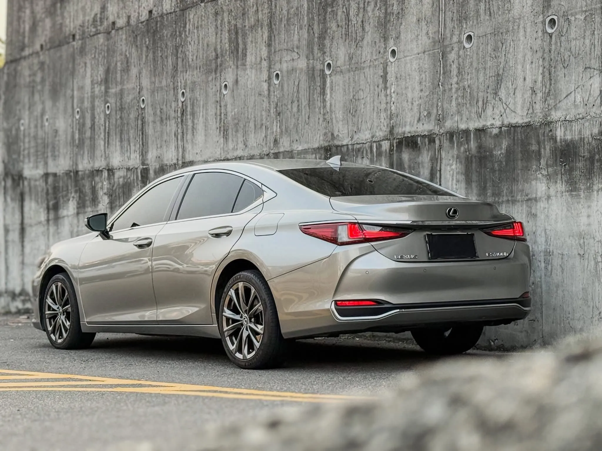 正2020年 Lexus ES200 豪華版