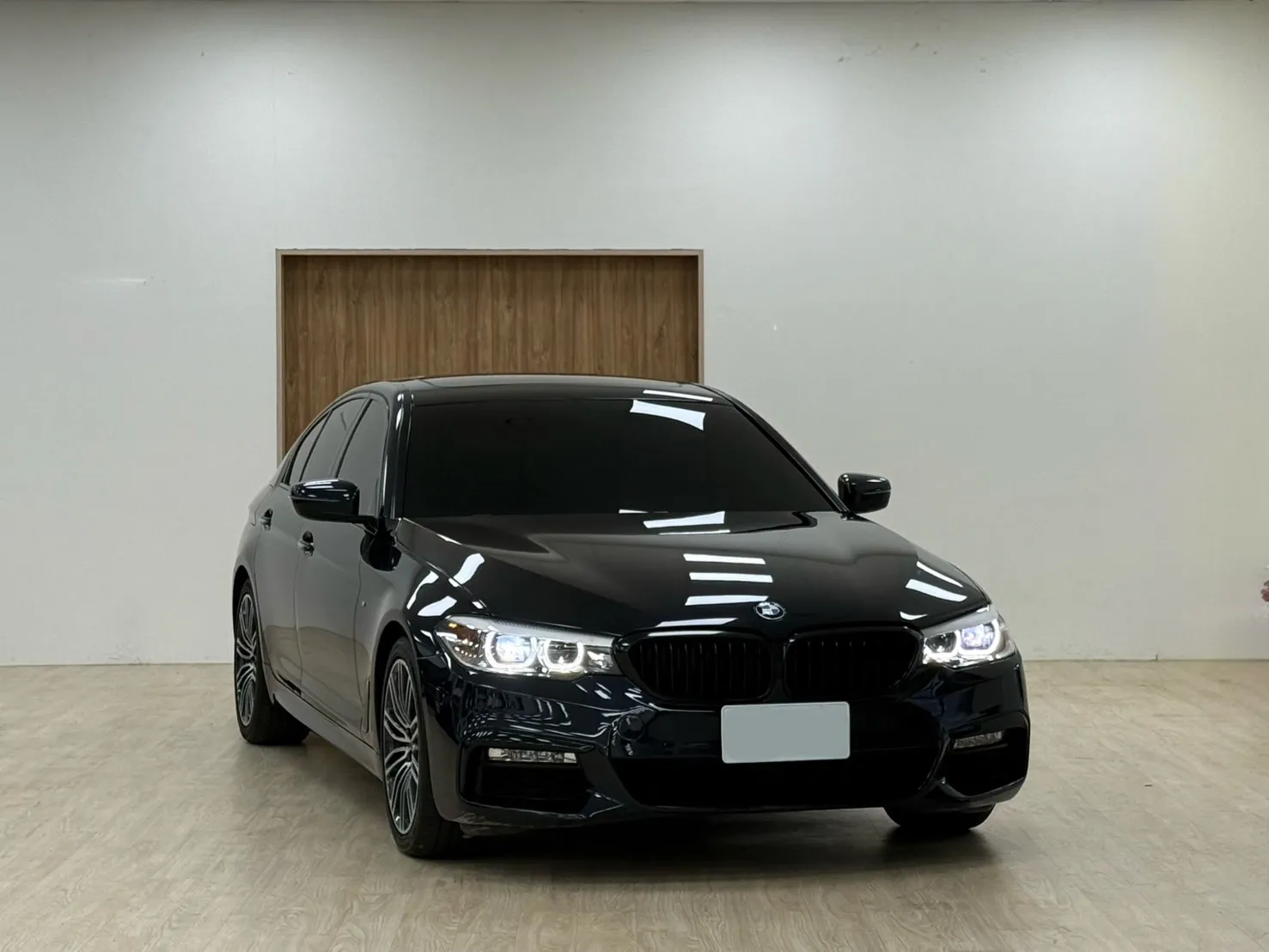 2017年 BMW 530i M-Sport 黑藍