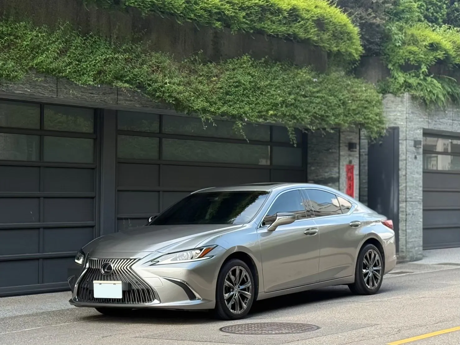 2020年 Lexus ES200 豪華版 鈦色