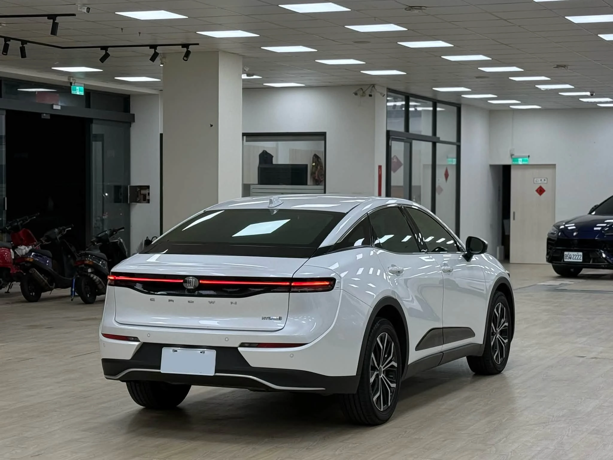 2023年 Toyota Crown 貴族版