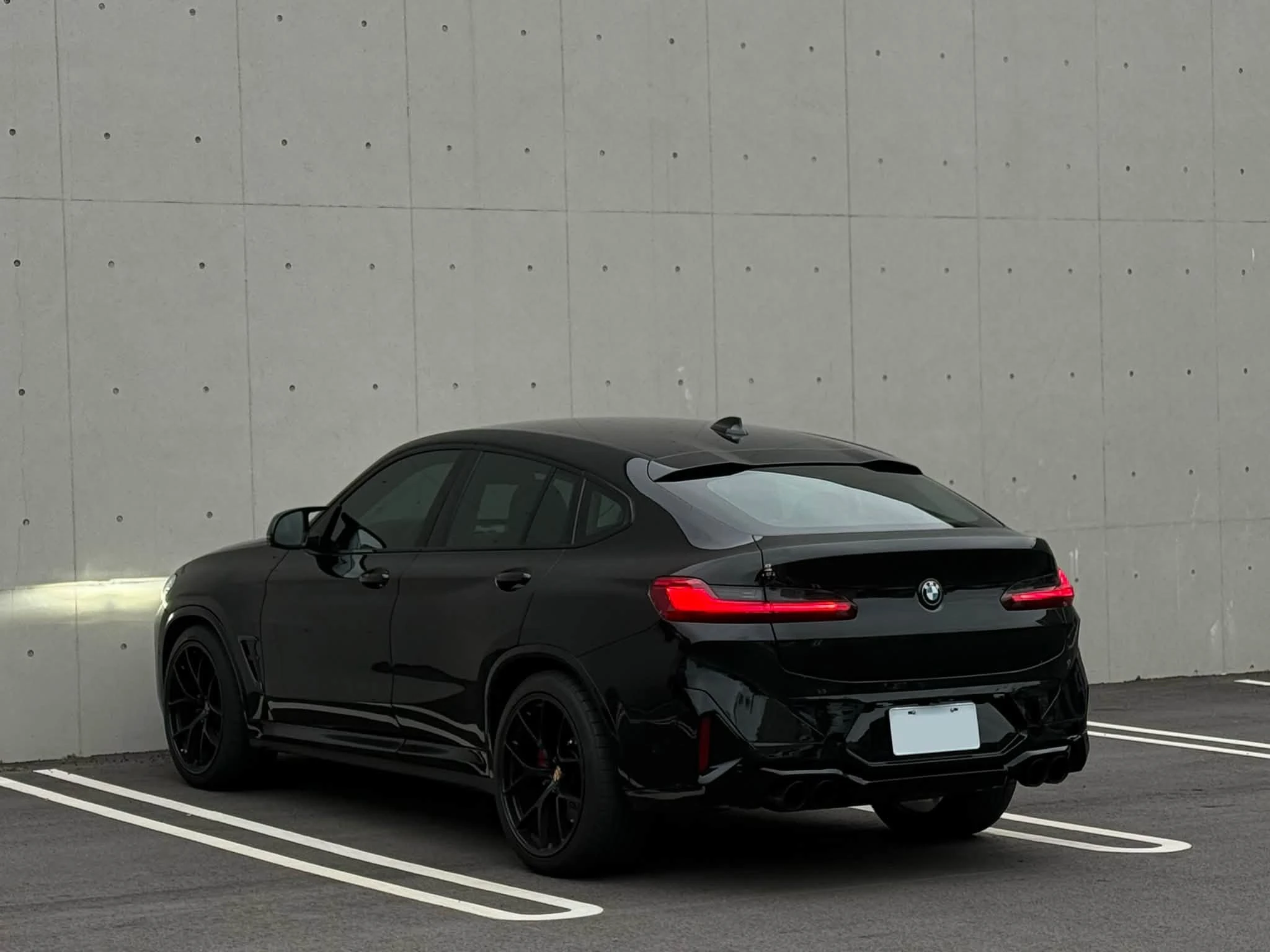 正2023年BMW X4 20i 運動版