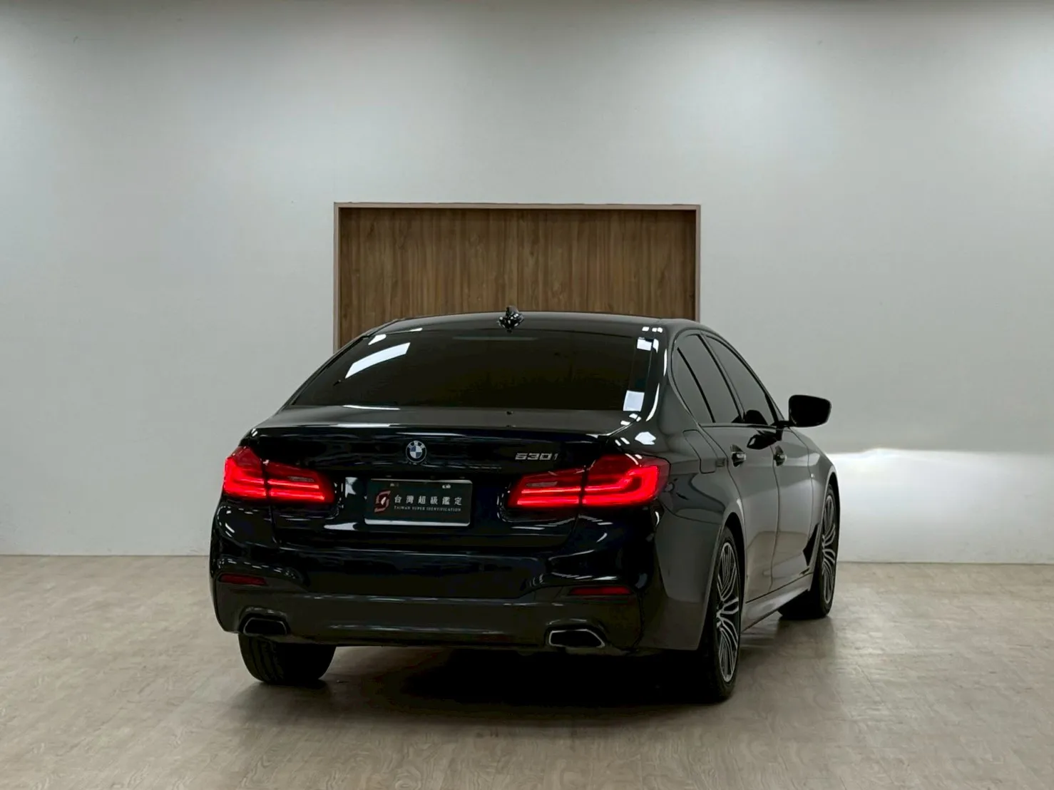 2017年 BMW 530i M-Sport 黑藍