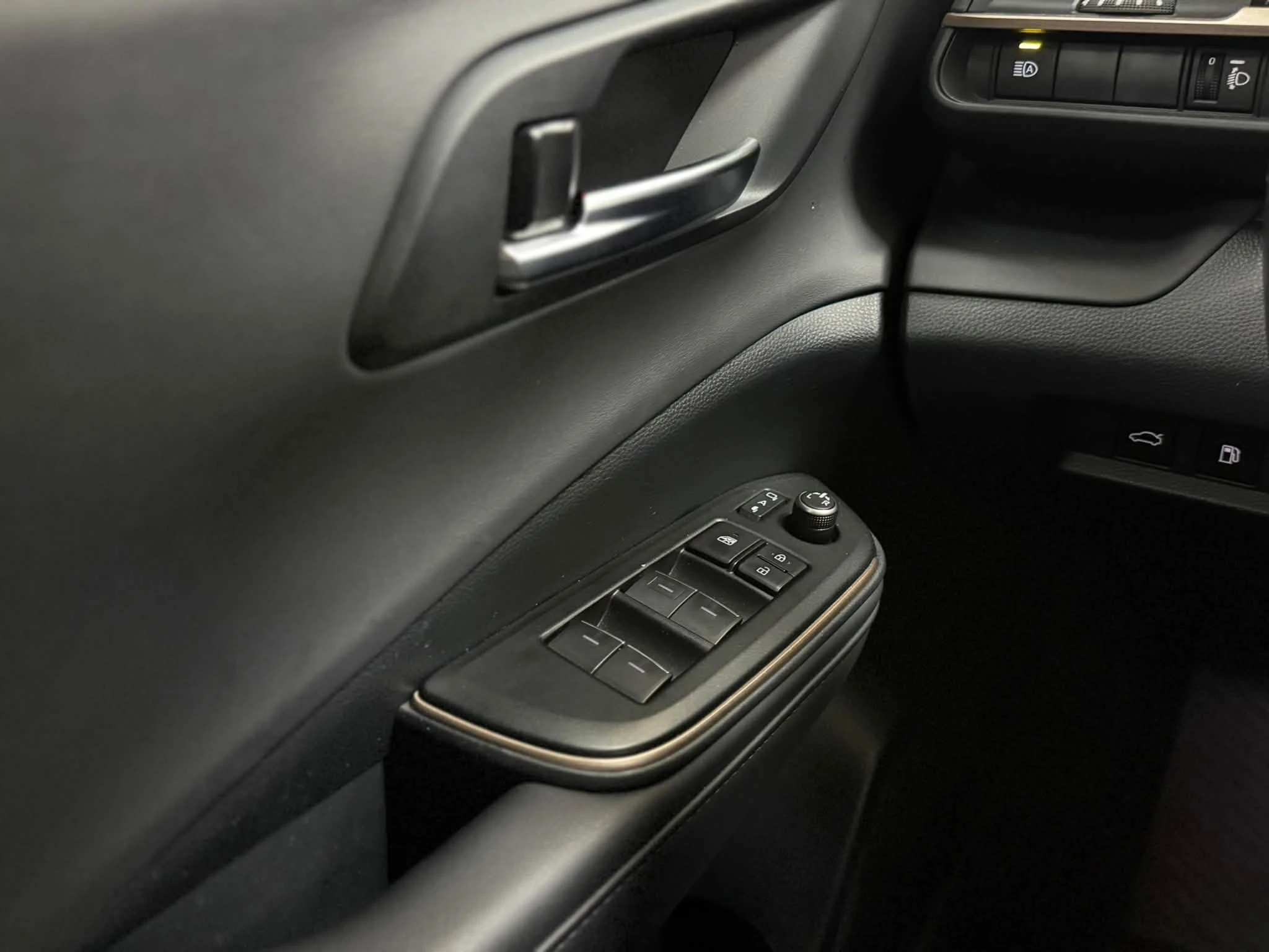 2023年 Toyota Crown 貴族版