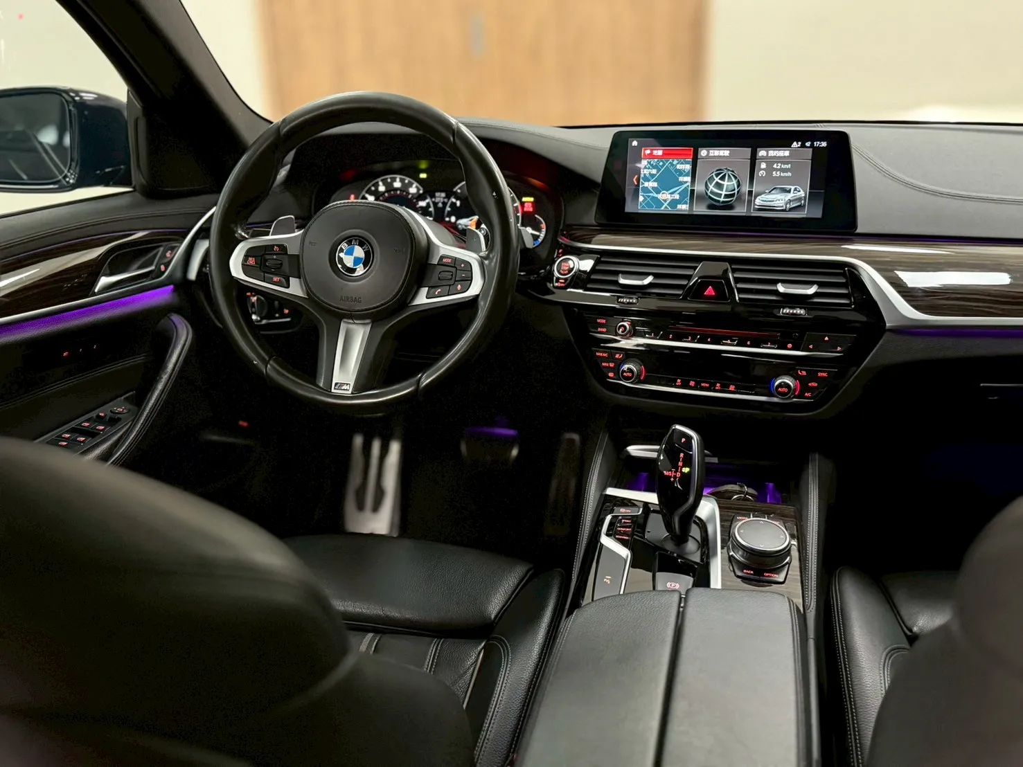 2017年 BMW 530i M-Sport 黑藍