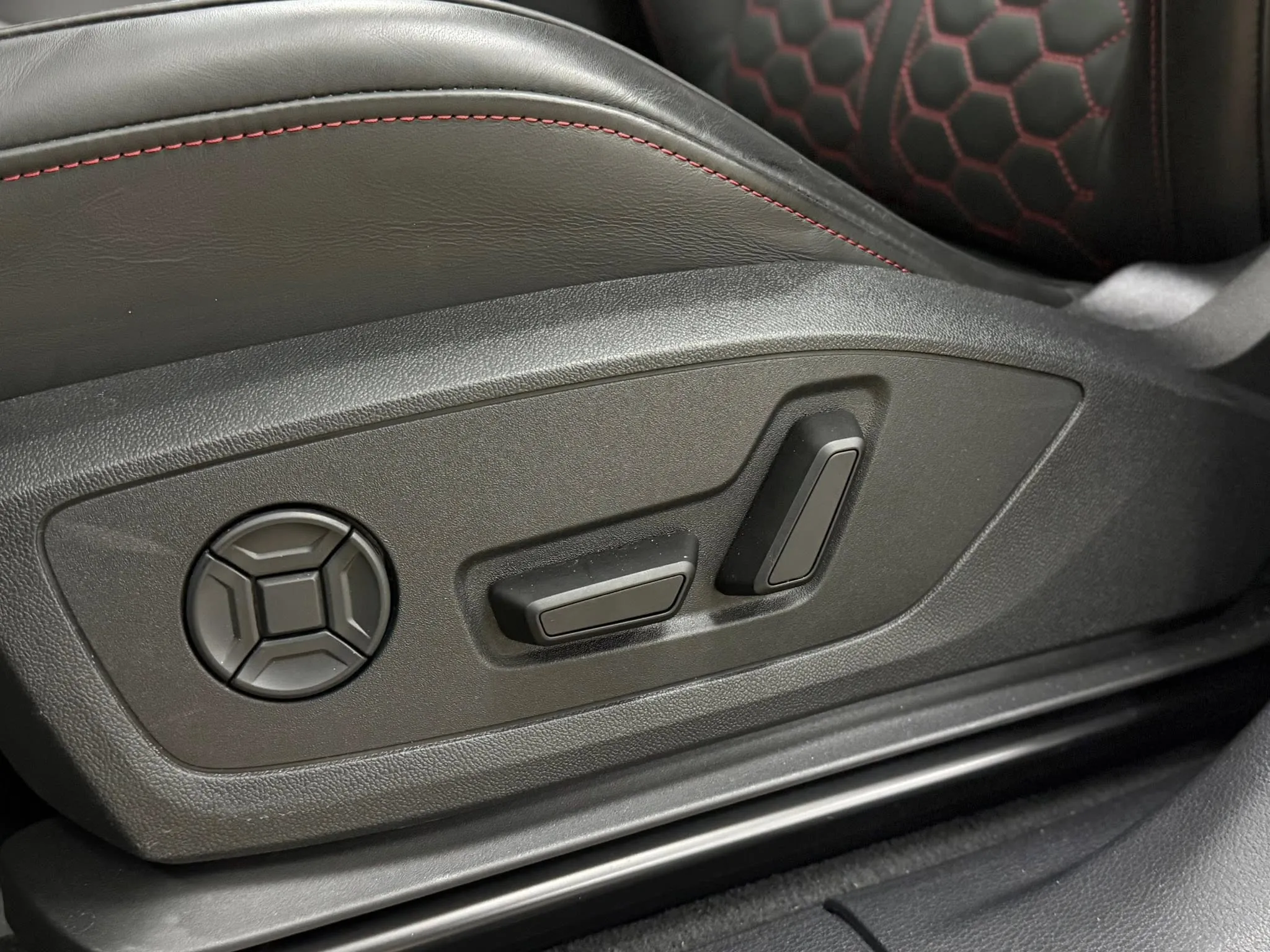 2022年 Audi RSQ3 Quattro