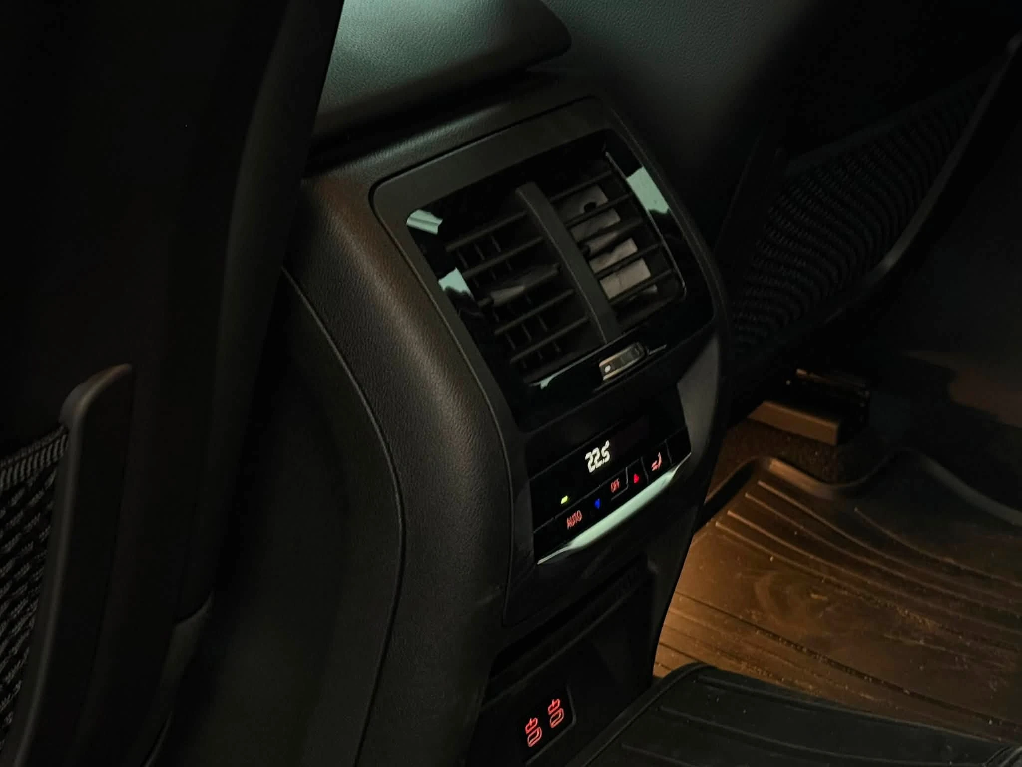正2023年BMW X4 20i 運動版