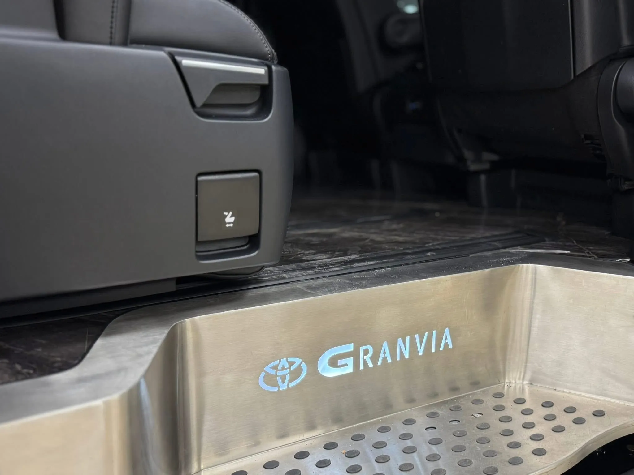 2022年 Toyota GRANVIA 6人座 旗艦版