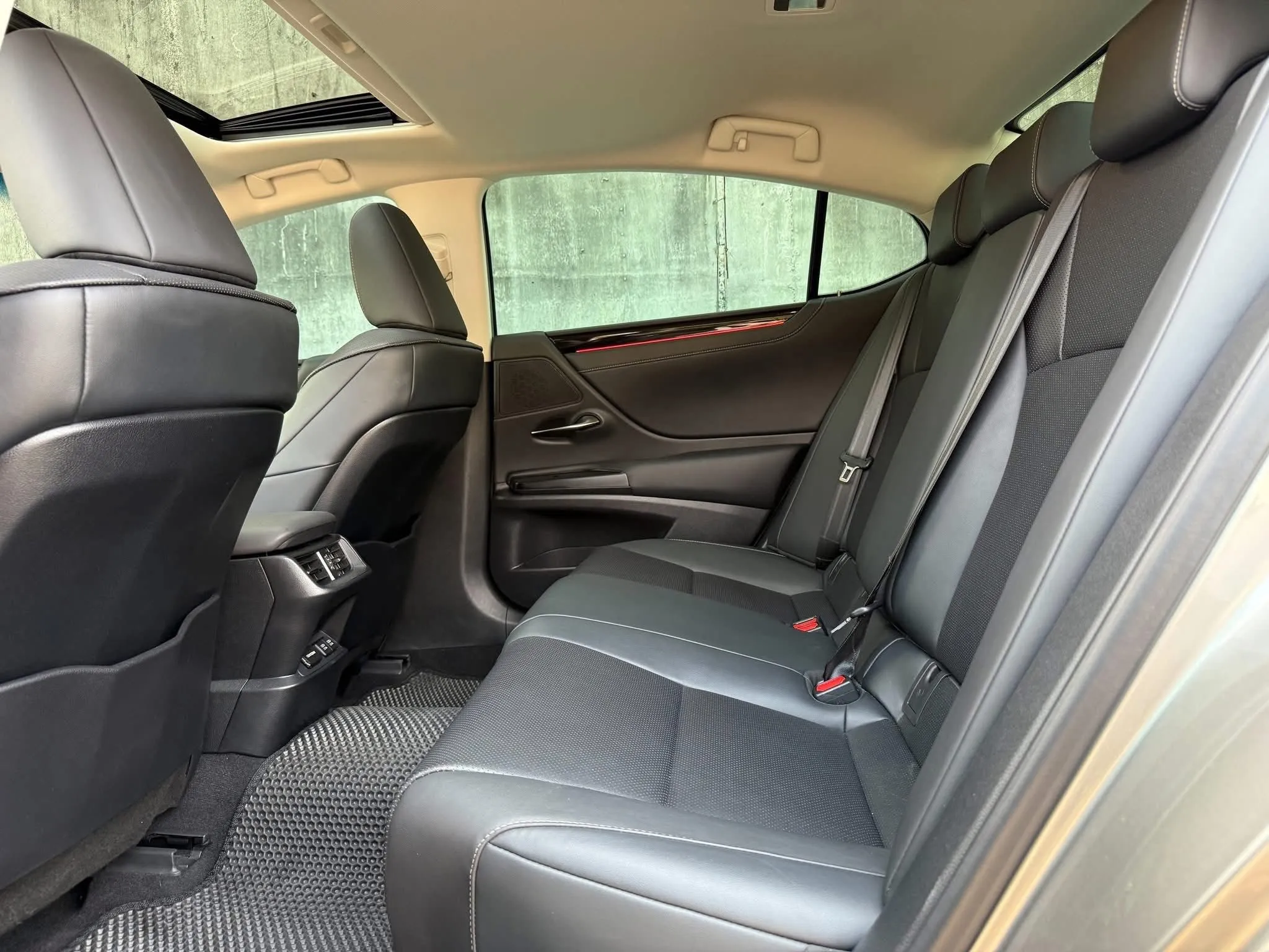 正2020年 Lexus ES200 豪華版