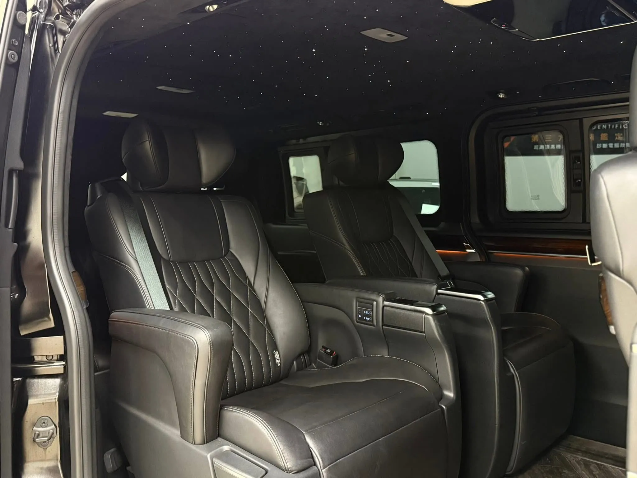 2022年 Toyota GRANVIA 6人座 旗艦版