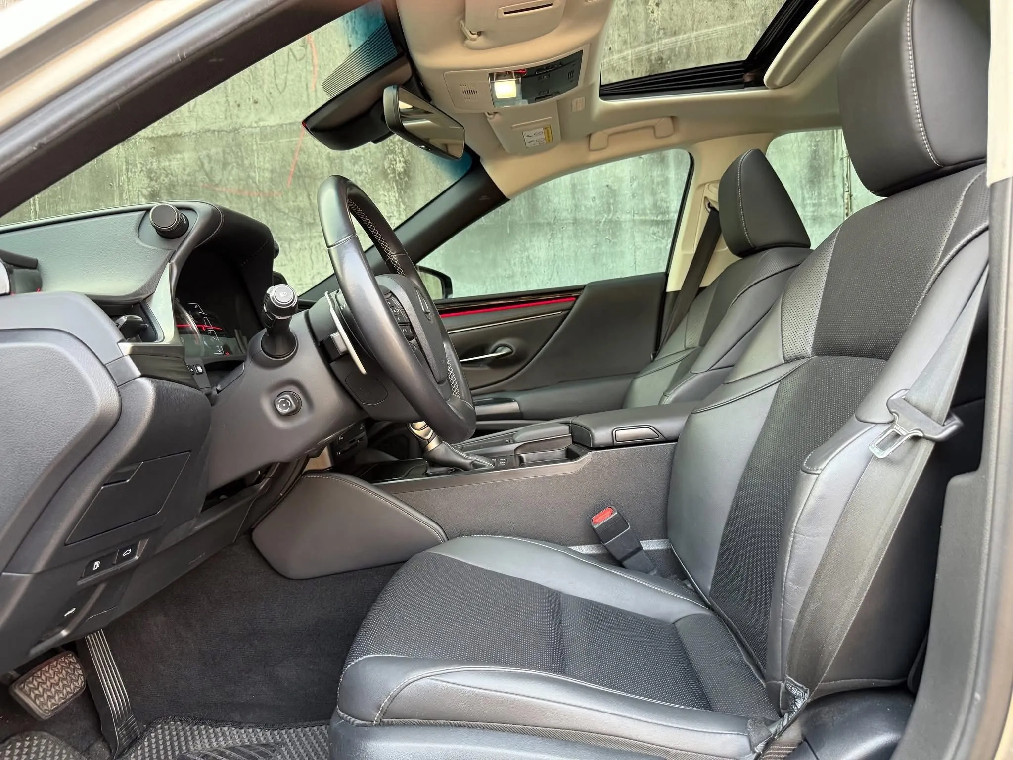 正2020年 Lexus ES200 豪華版