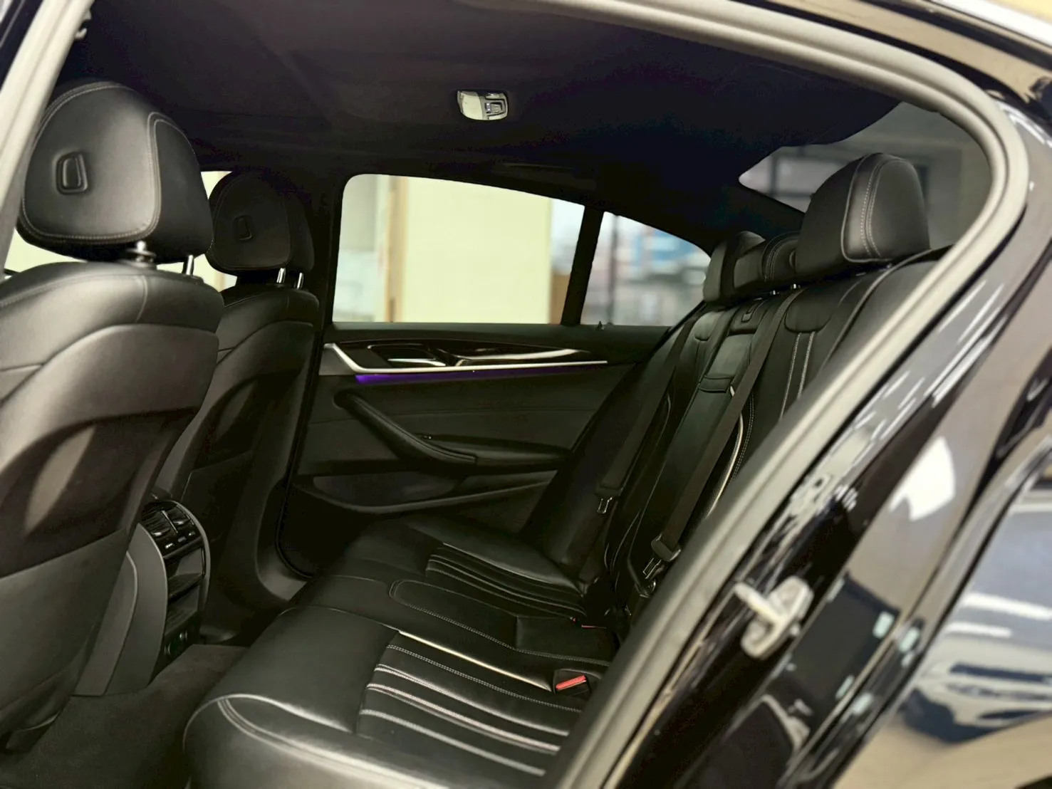 2017年 BMW 530i M-Sport 黑藍