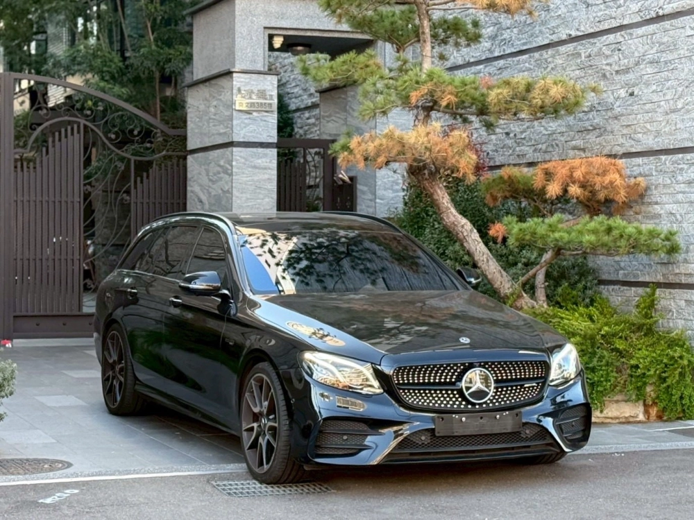 正2017年Mercedes Benz E43 Estate