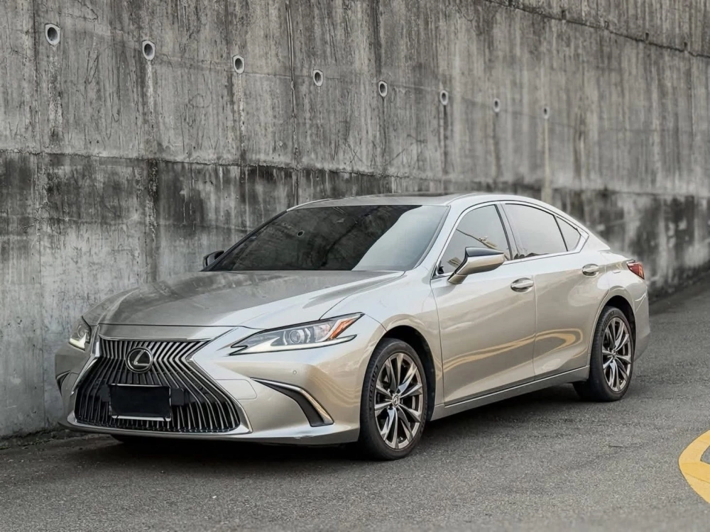 正2020年 Lexus ES200 豪華版