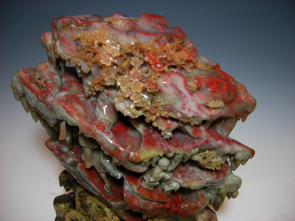 巴林雞血石雕件