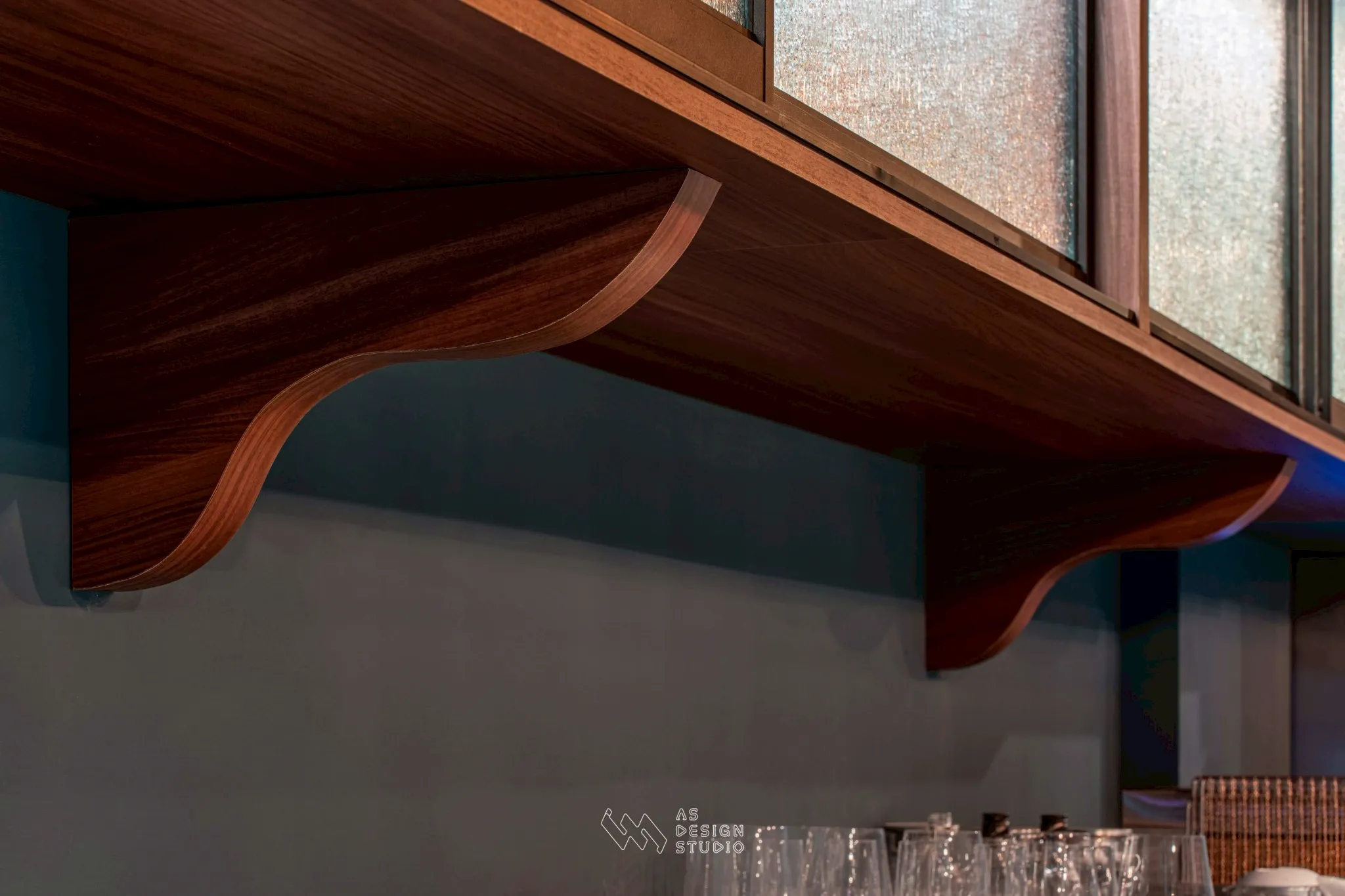 台中西屯 | 柔和曲線與深邃色調的對話