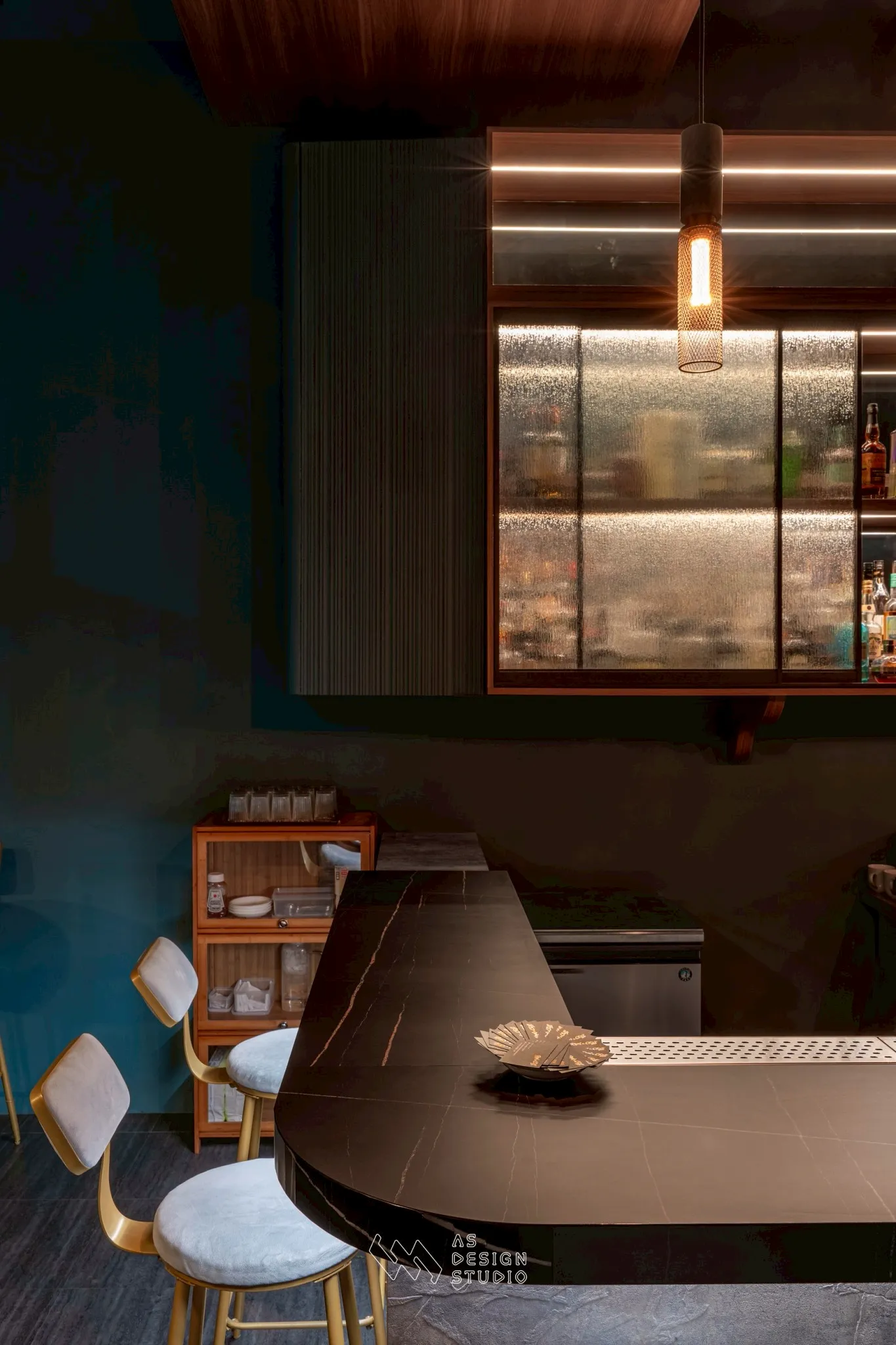 台中西屯 | 柔和曲線與深邃色調的對話