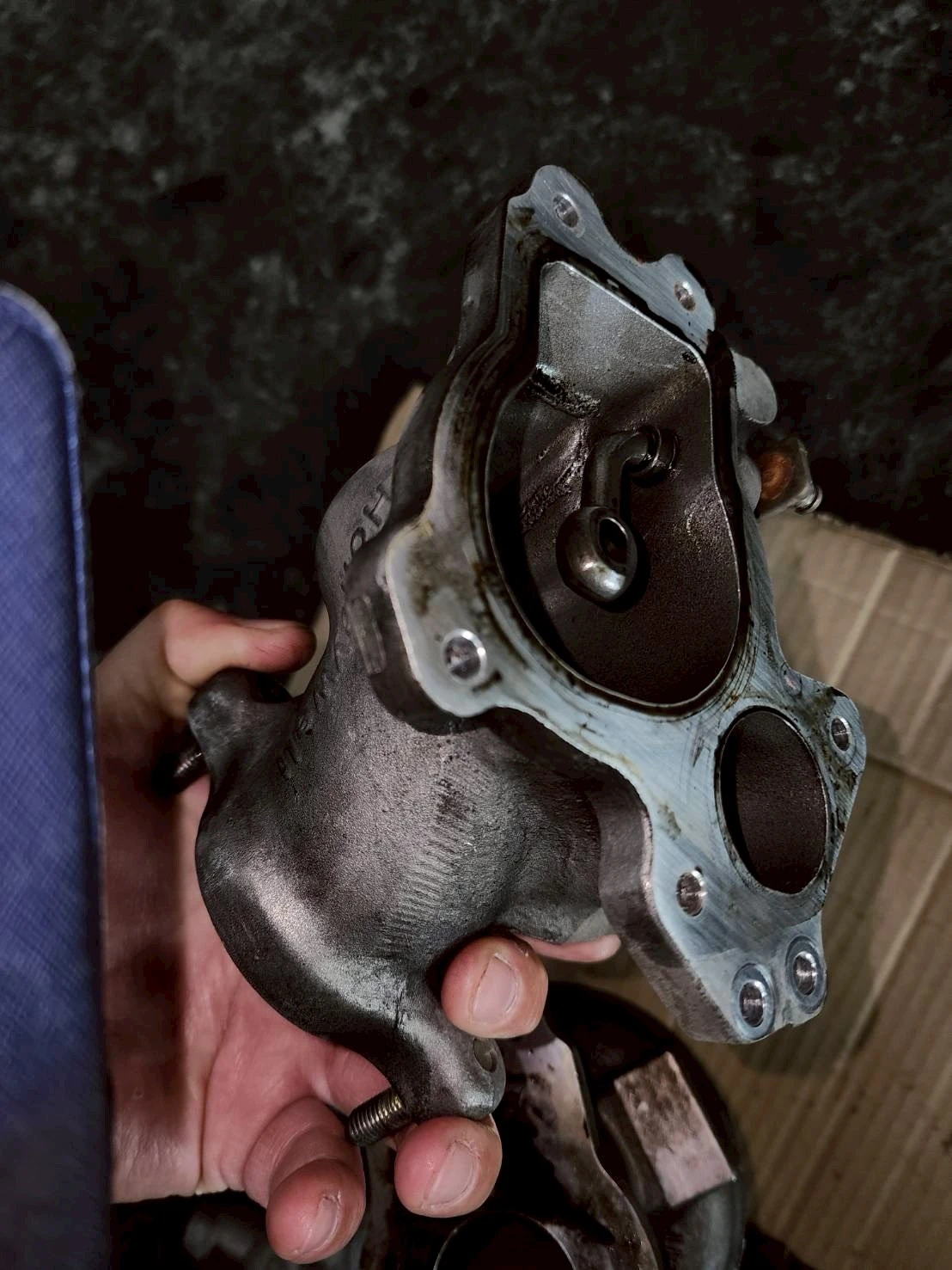 馬自達cx5柴油車渦輪吸入伐門脫落異物導致渦輪葉片損壞嚴重