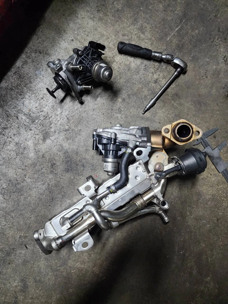 BMW X5 25D DPF EGR SCR移除 雙渦輪增壓器機芯換新