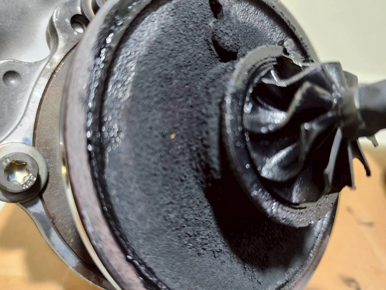 BMW 25D 柴油小顆渦輪損壞 全新機芯更換