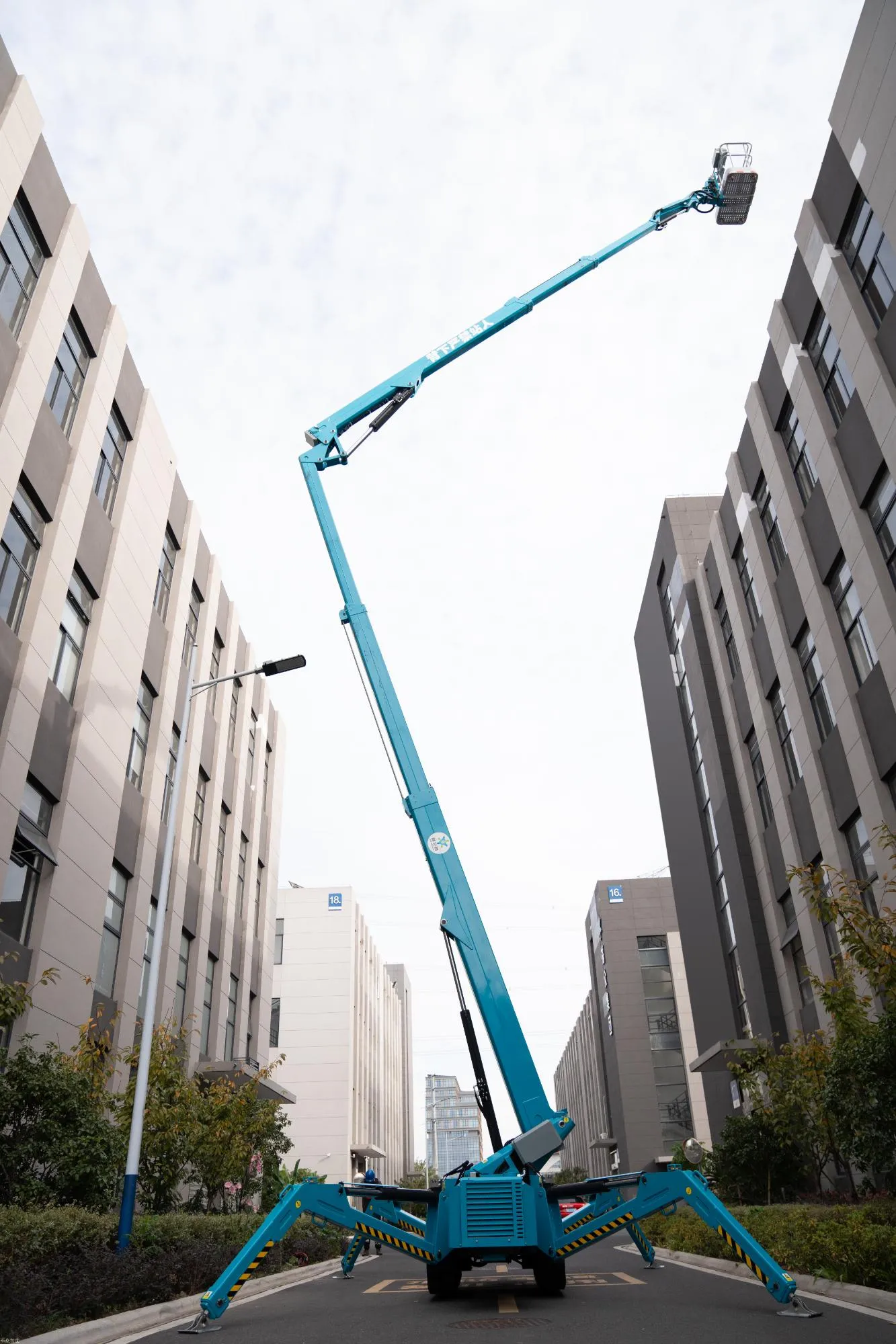 高空作業車 蜘蛛式