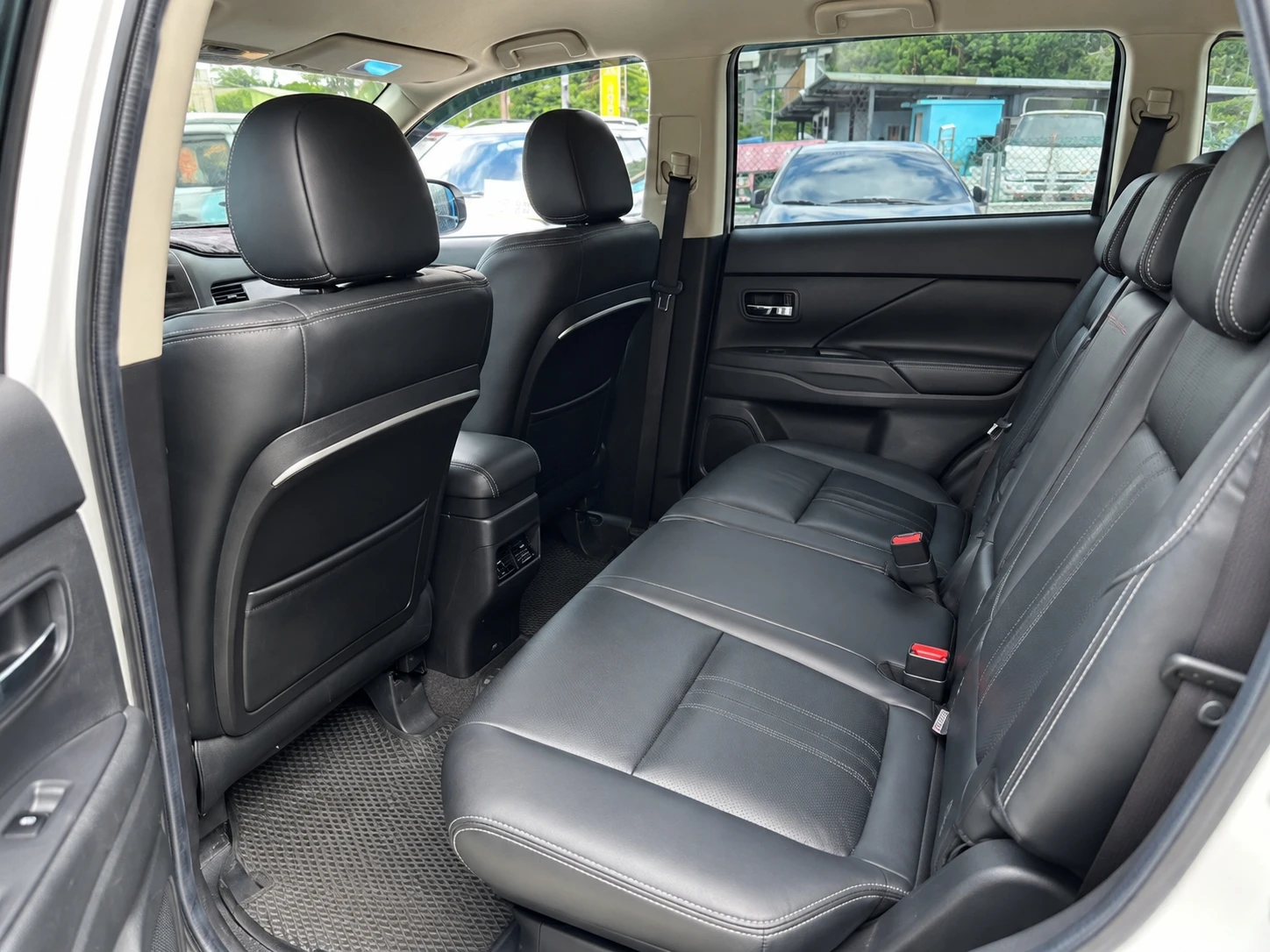2015年 Outlander 2WD 里程2.6萬 23.8萬