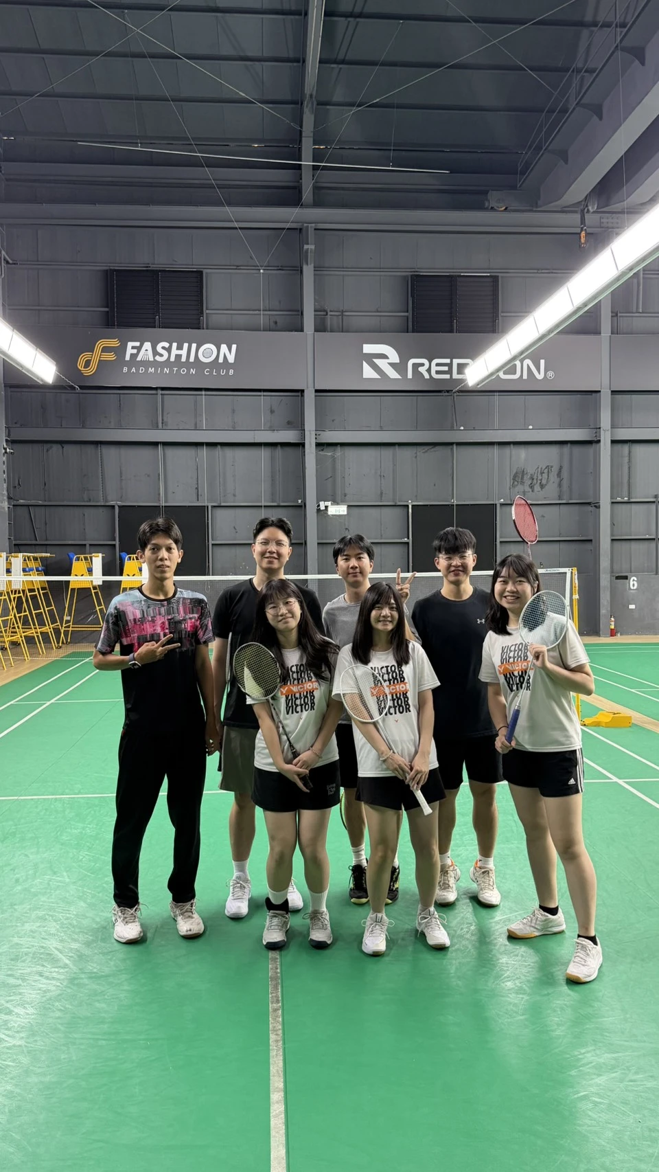 曾經的台大系隊 出社會後想找回大學時期一起練球的快樂時光，於是找到了曾經帶過她們打球的文彬教練安排進行了兩天的羽球訓練