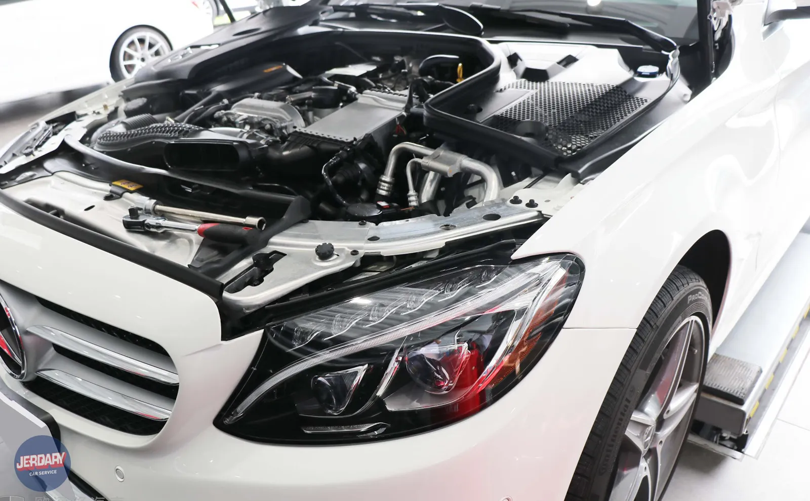 賓士 Benz C300 Wagon 專業保養，原廠電腦檢測，台中優質汽車保修廠 - 傑德瑞汽車