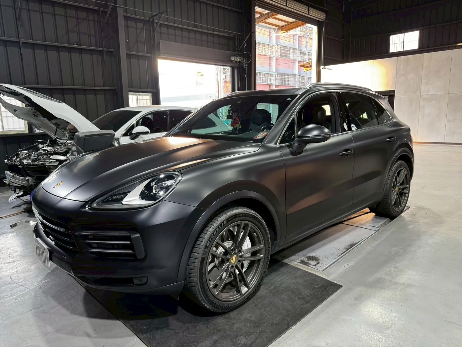 保時捷 Cayenne E3 深度維護：傑德瑞汽車，更換引擎腳、變速箱腳與氫氧除碳，重拾新車行路質感！