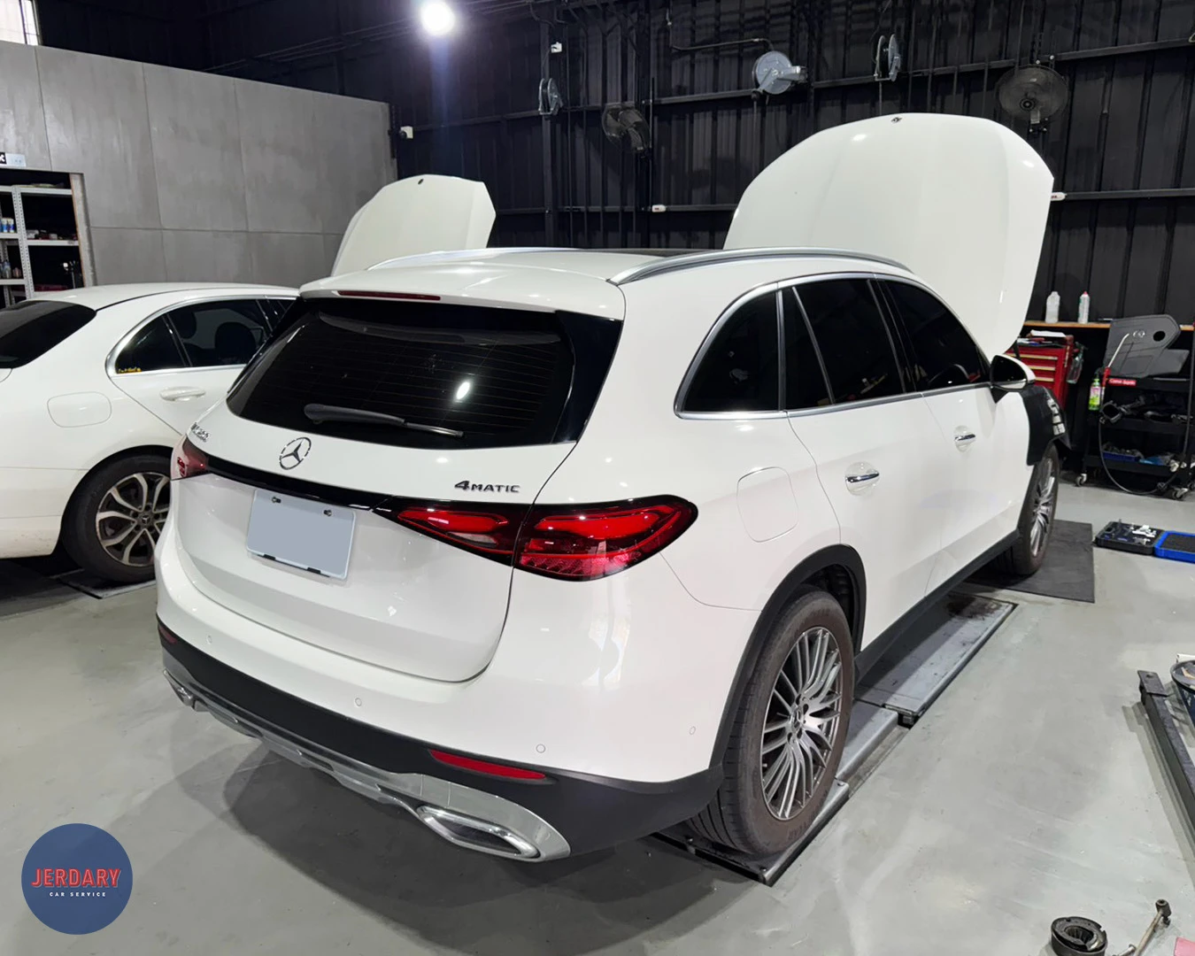 賓士 X254 GLC200 預防性維修：傑德瑞汽車，更換原廠改良版凸輪軸鏈輪中心螺絲（換向閥），解決濾網脫落隱患，守護引擎不受損！