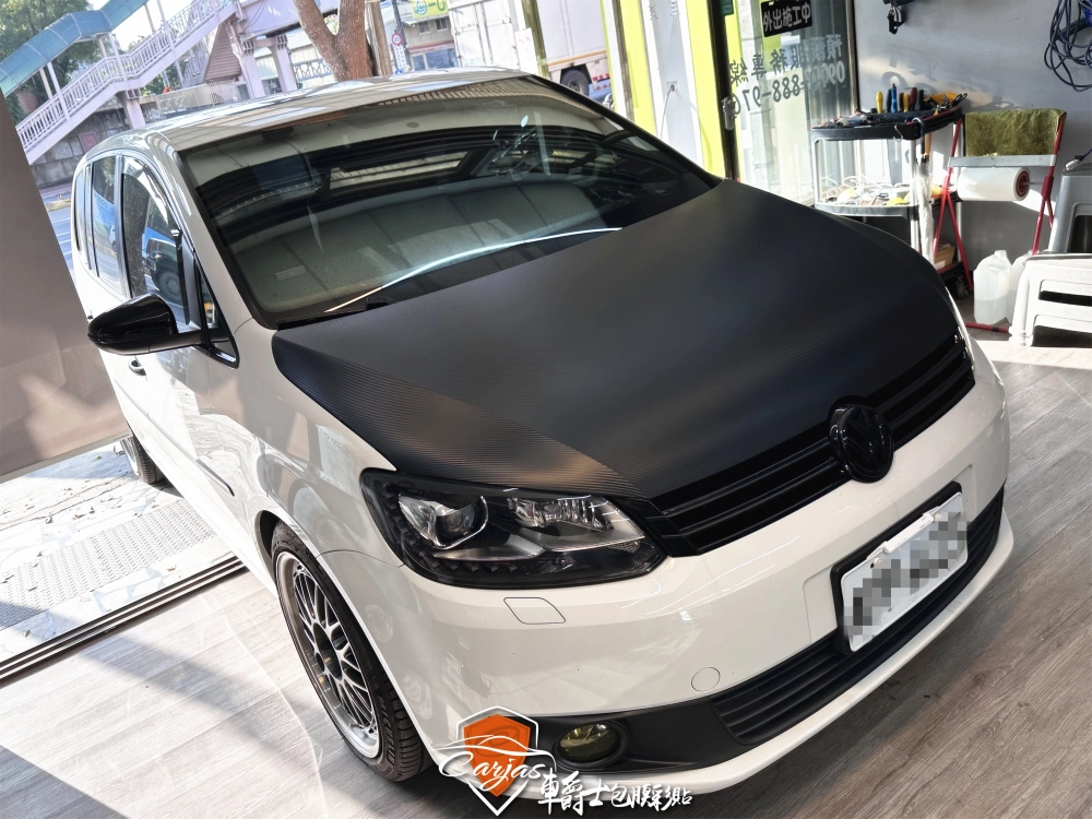 VOLKSWAGEN TOURAN 引擎蓋3D黑卡夢改色包膜