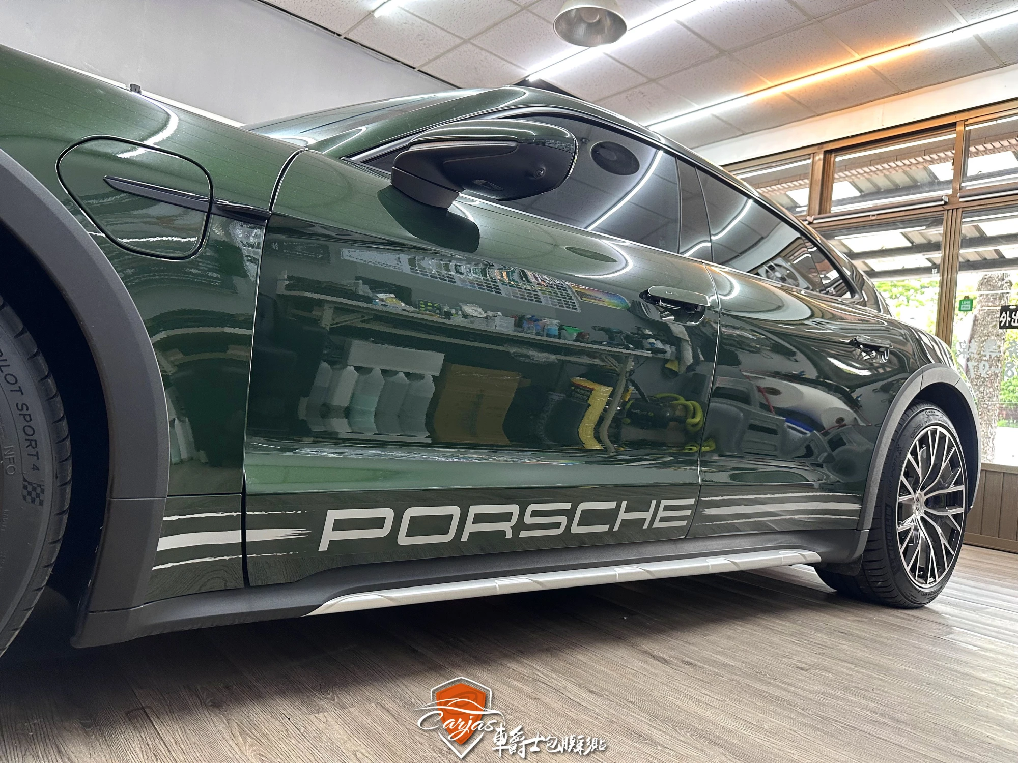 Porsche Taycan 客製化車身運動線條彩貼