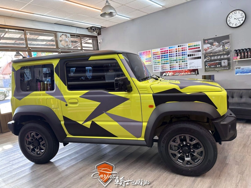 SUZUKI JIMNY 3M黑卡夢車頂貼膜、客製化迷彩塗裝車身彩貼