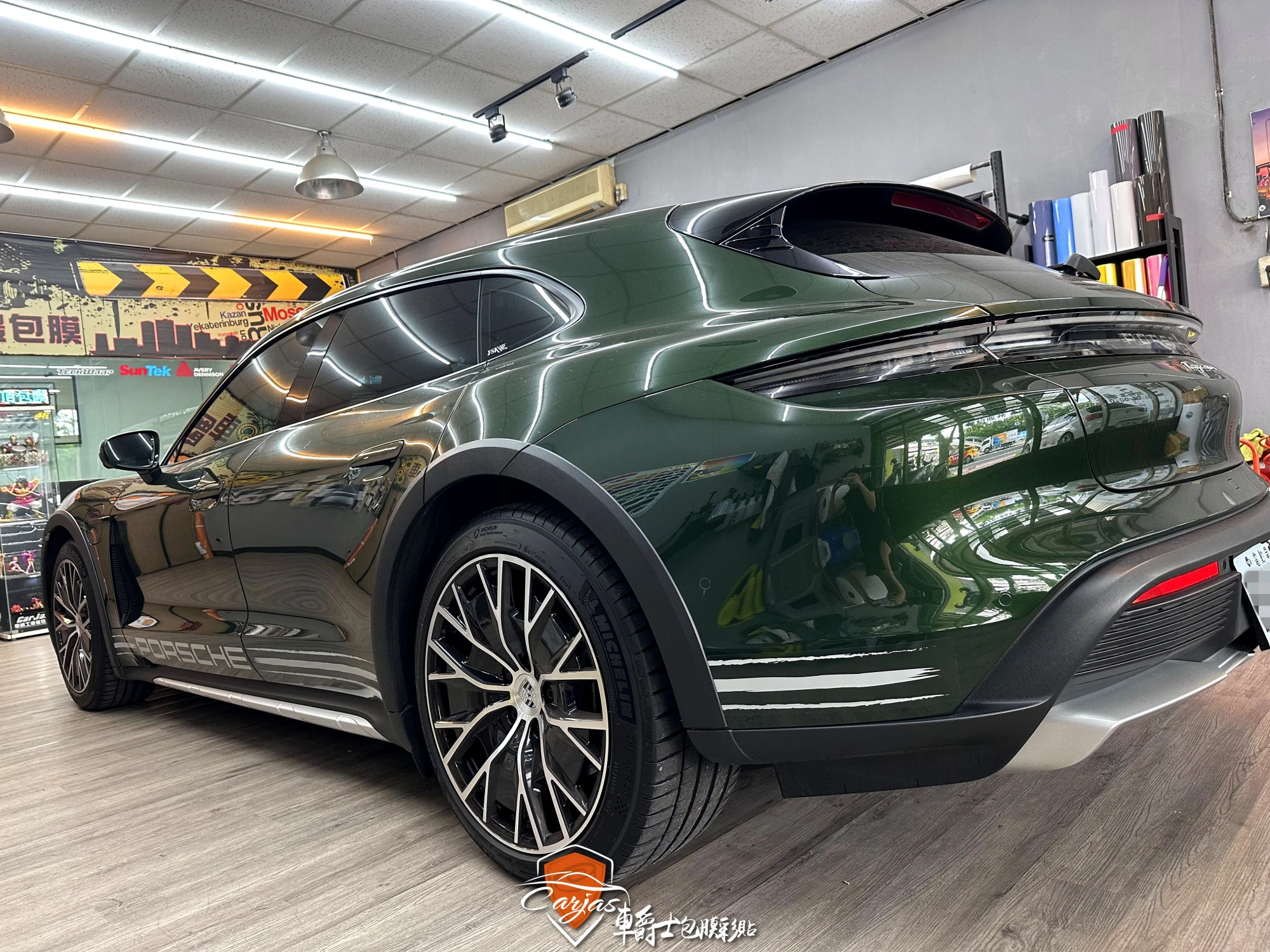 Porsche Taycan 客製化車身運動線條彩貼