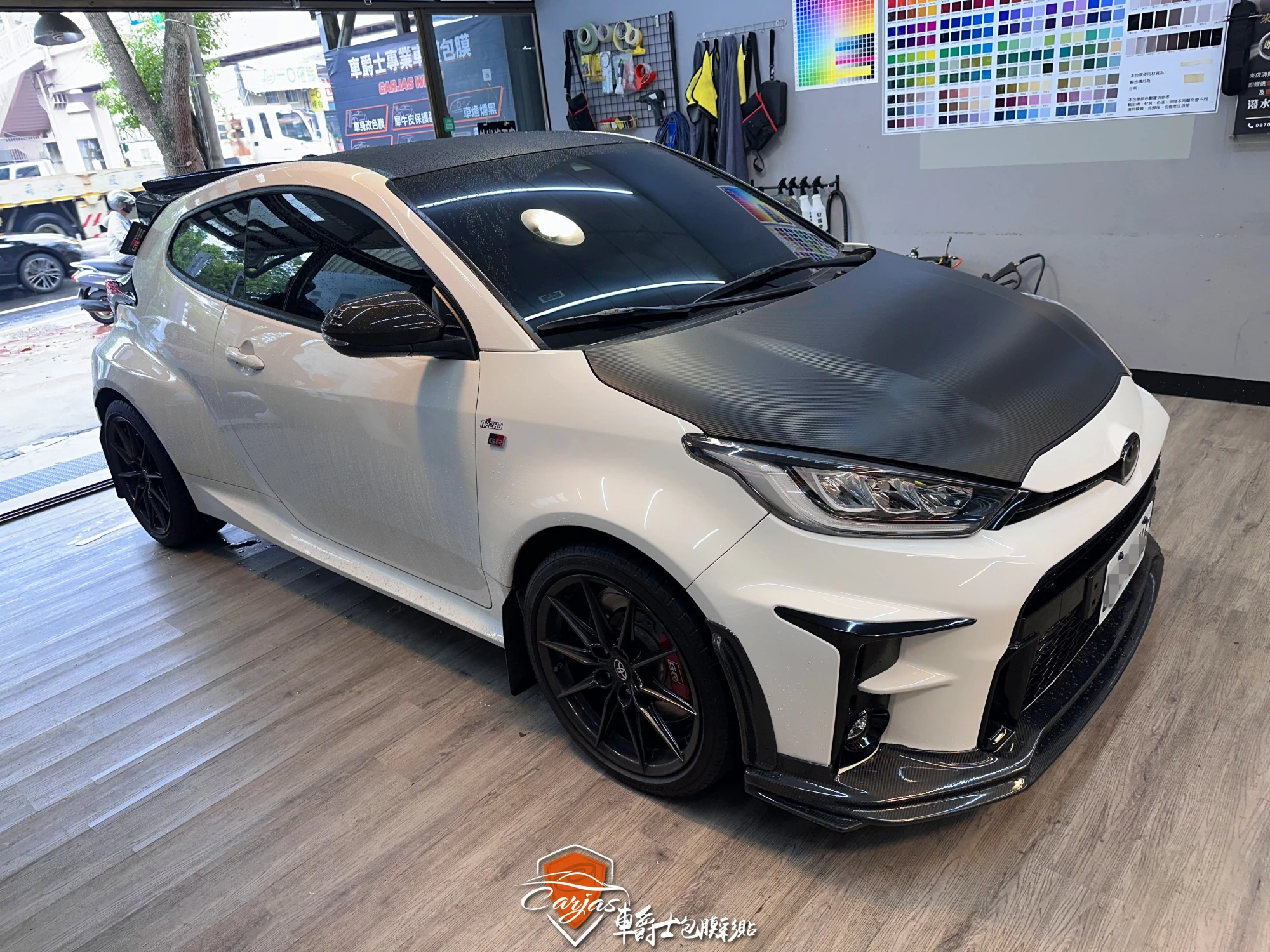 TOYOTA GR YARIS 引擎蓋3D黑卡夢改色包膜