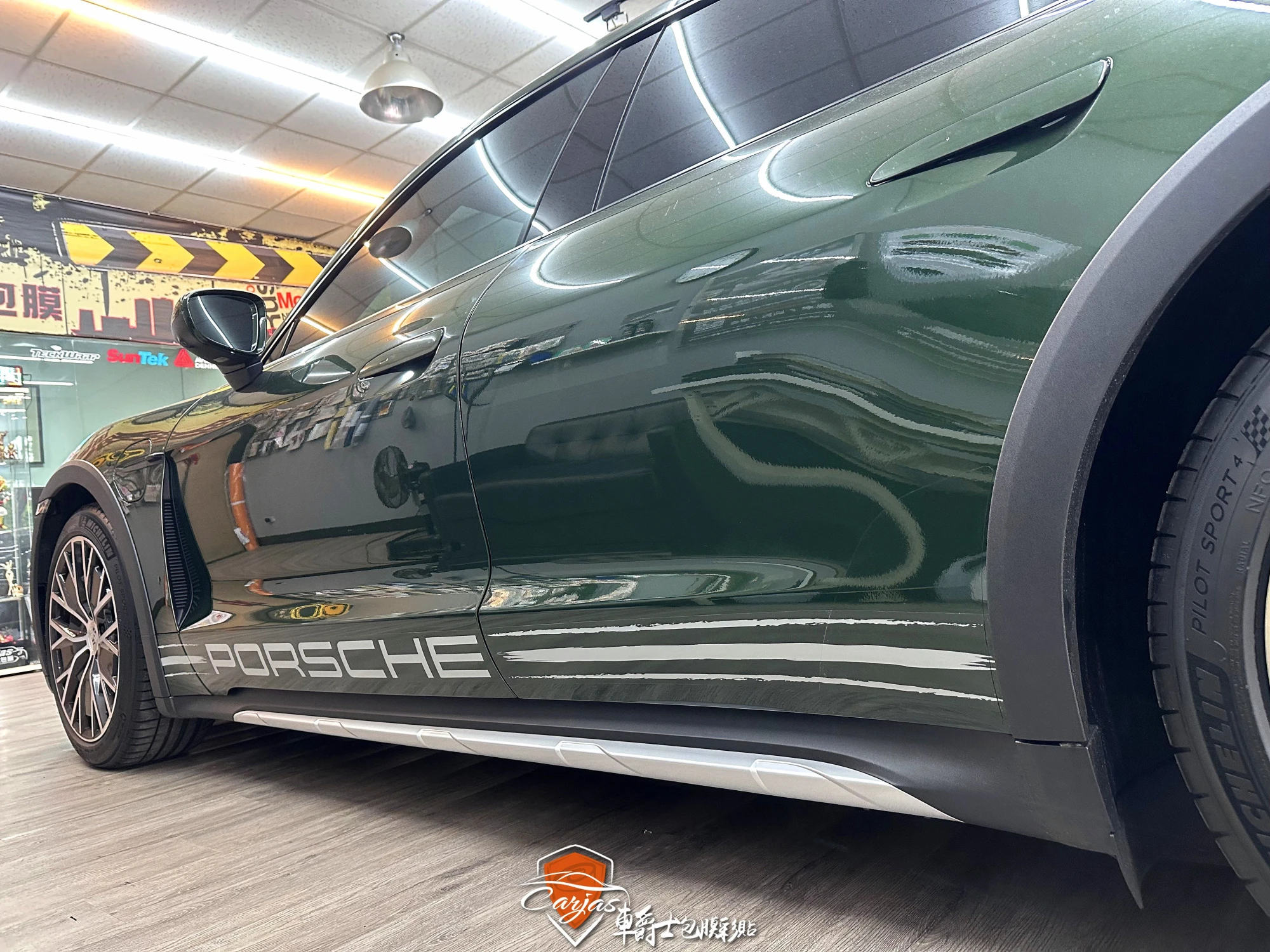 Porsche Taycan 客製化車身運動線條彩貼