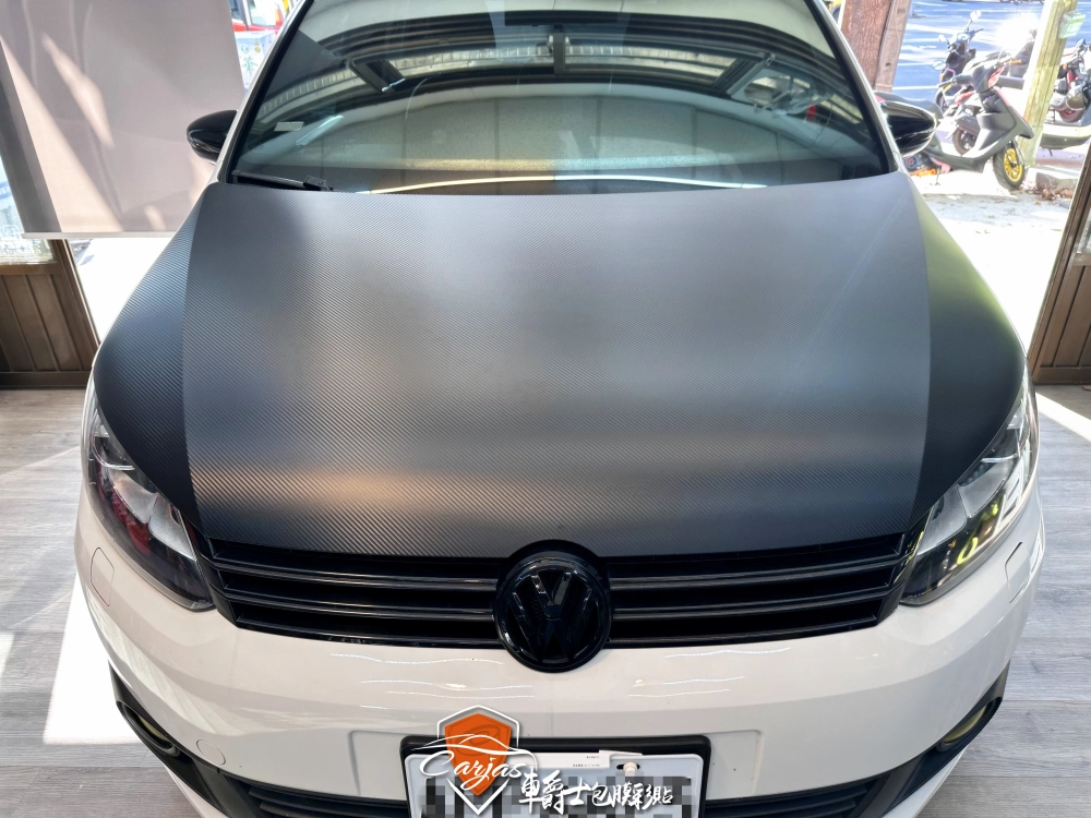 VOLKSWAGEN TOURAN 引擎蓋3D黑卡夢改色包膜