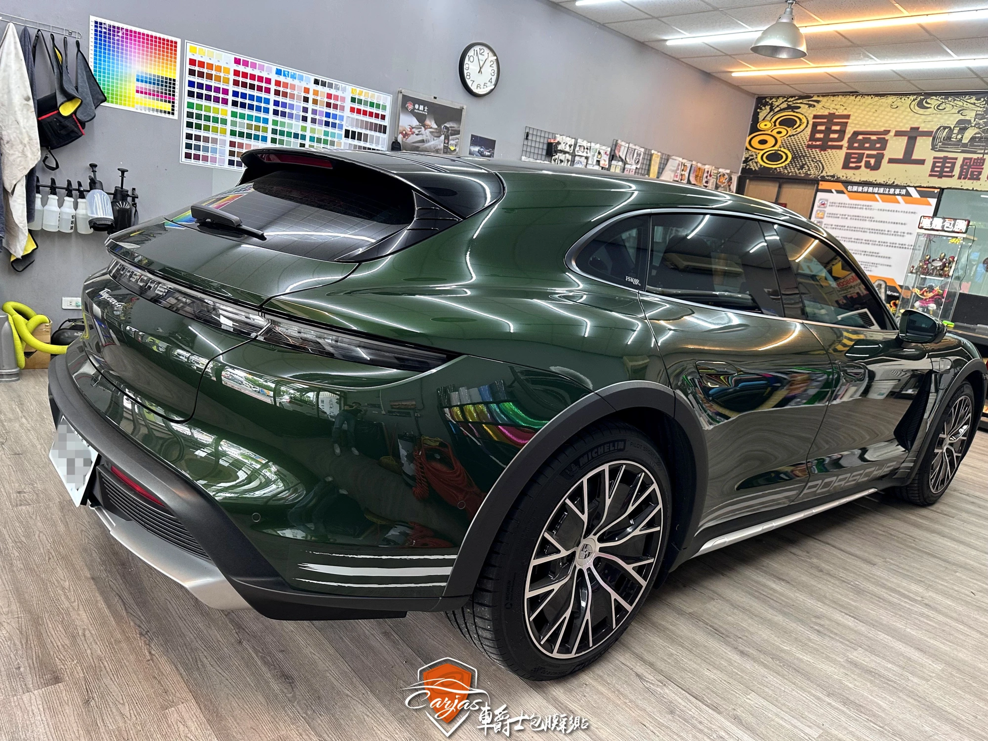 Porsche Taycan 客製化車身運動線條彩貼