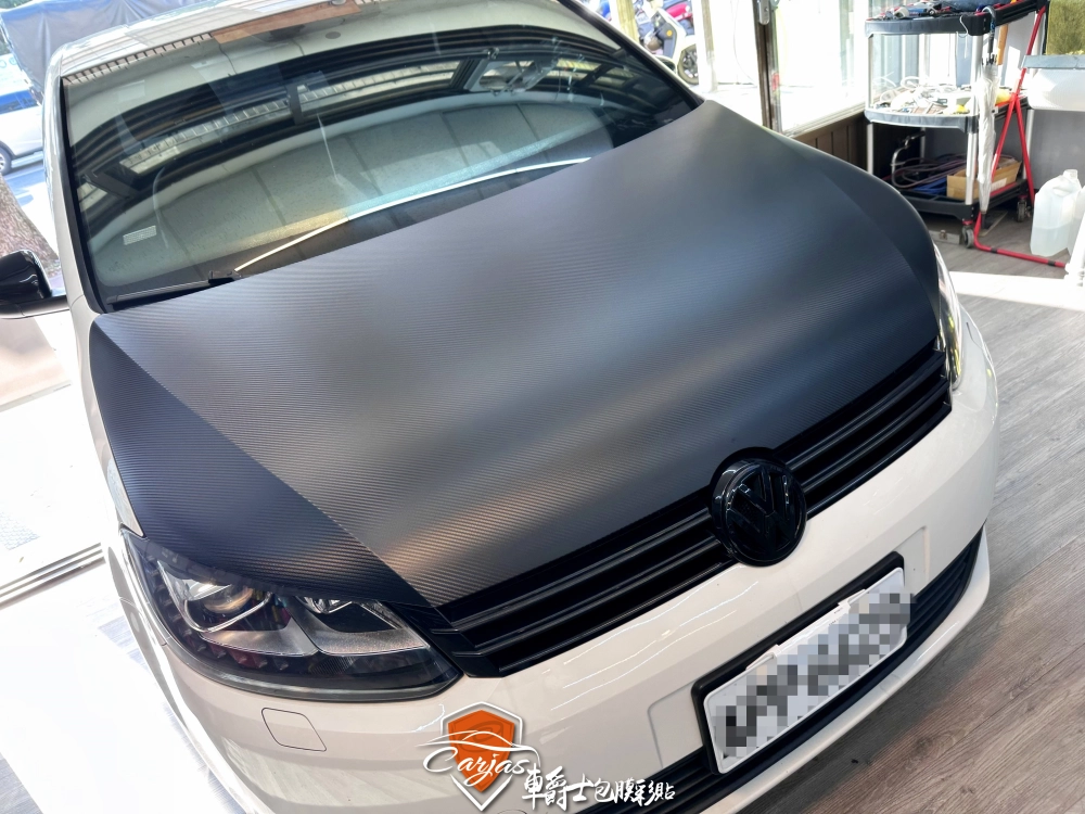 VOLKSWAGEN TOURAN 引擎蓋3D黑卡夢改色包膜