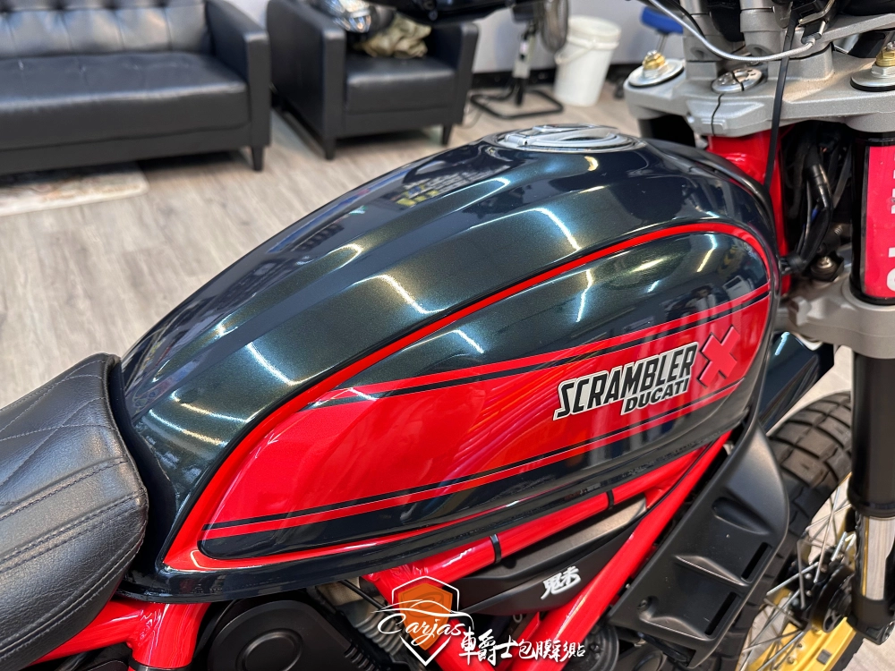 DUCATI SCRAMBLER 油箱、前後土除星鑽祖母綠改色包膜