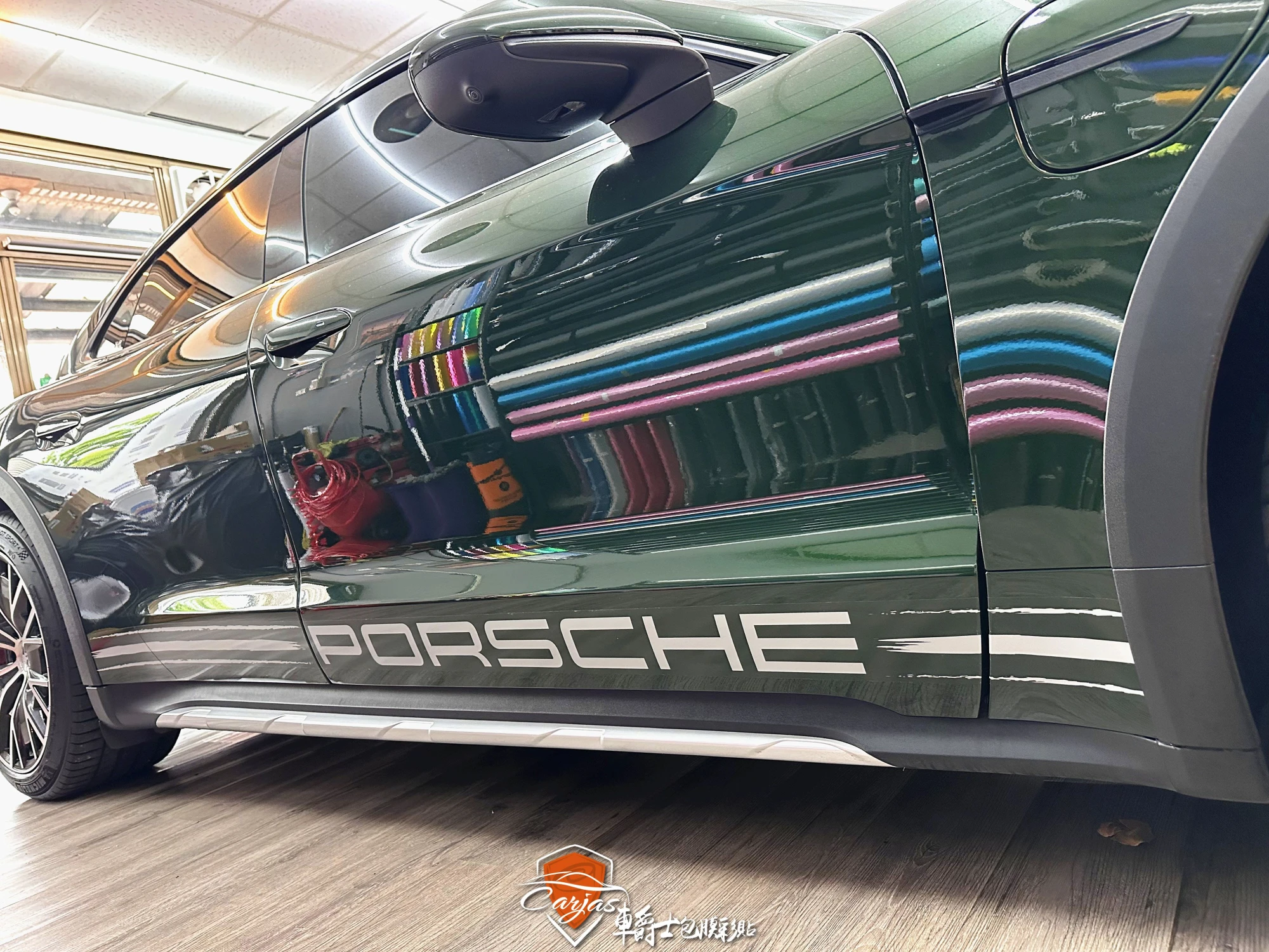 Porsche Taycan 客製化車身運動線條彩貼