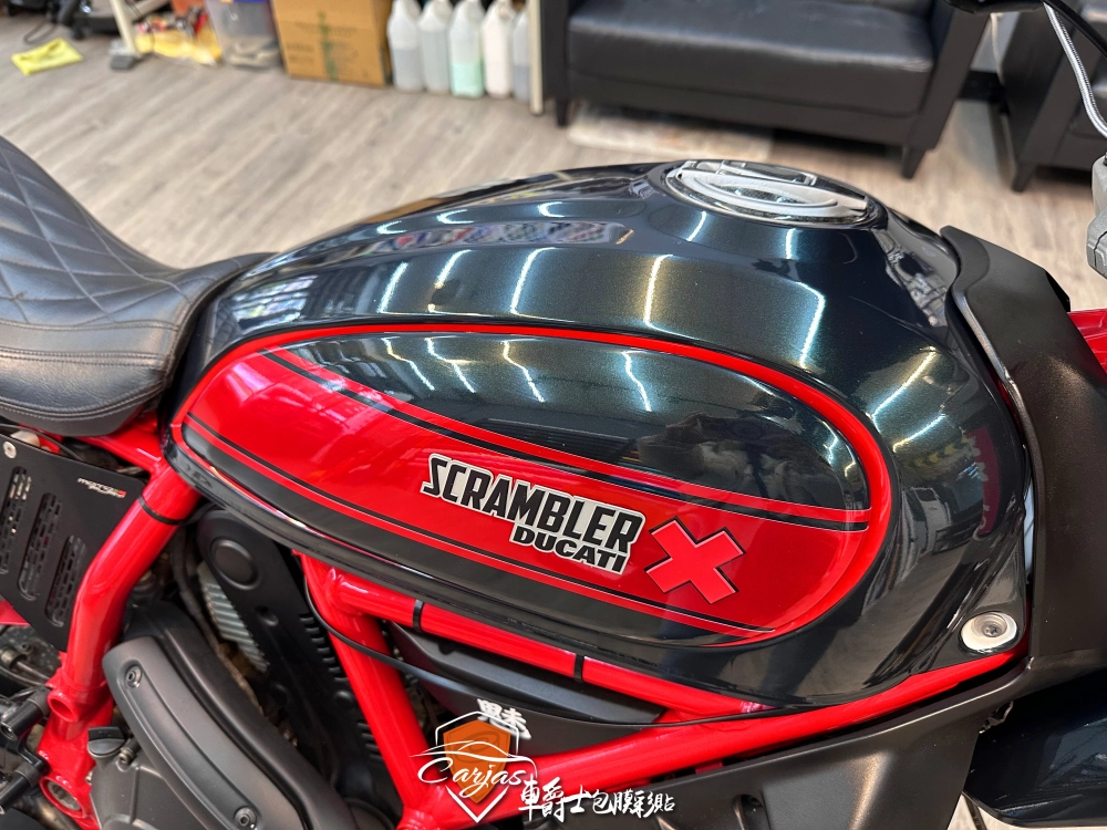 DUCATI SCRAMBLER 油箱、前後土除星鑽祖母綠改色包膜