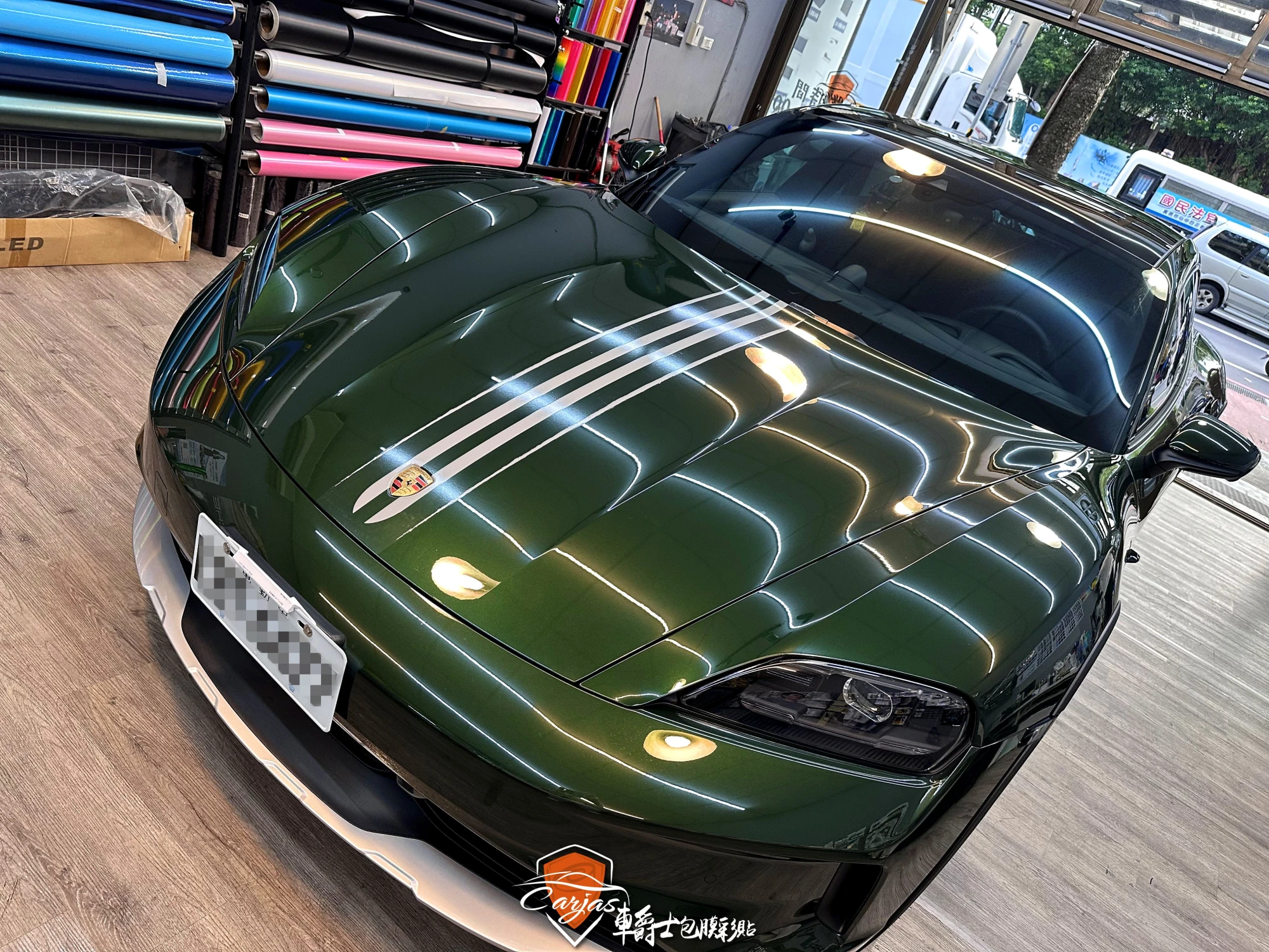 Porsche Taycan 客製化車身運動線條彩貼