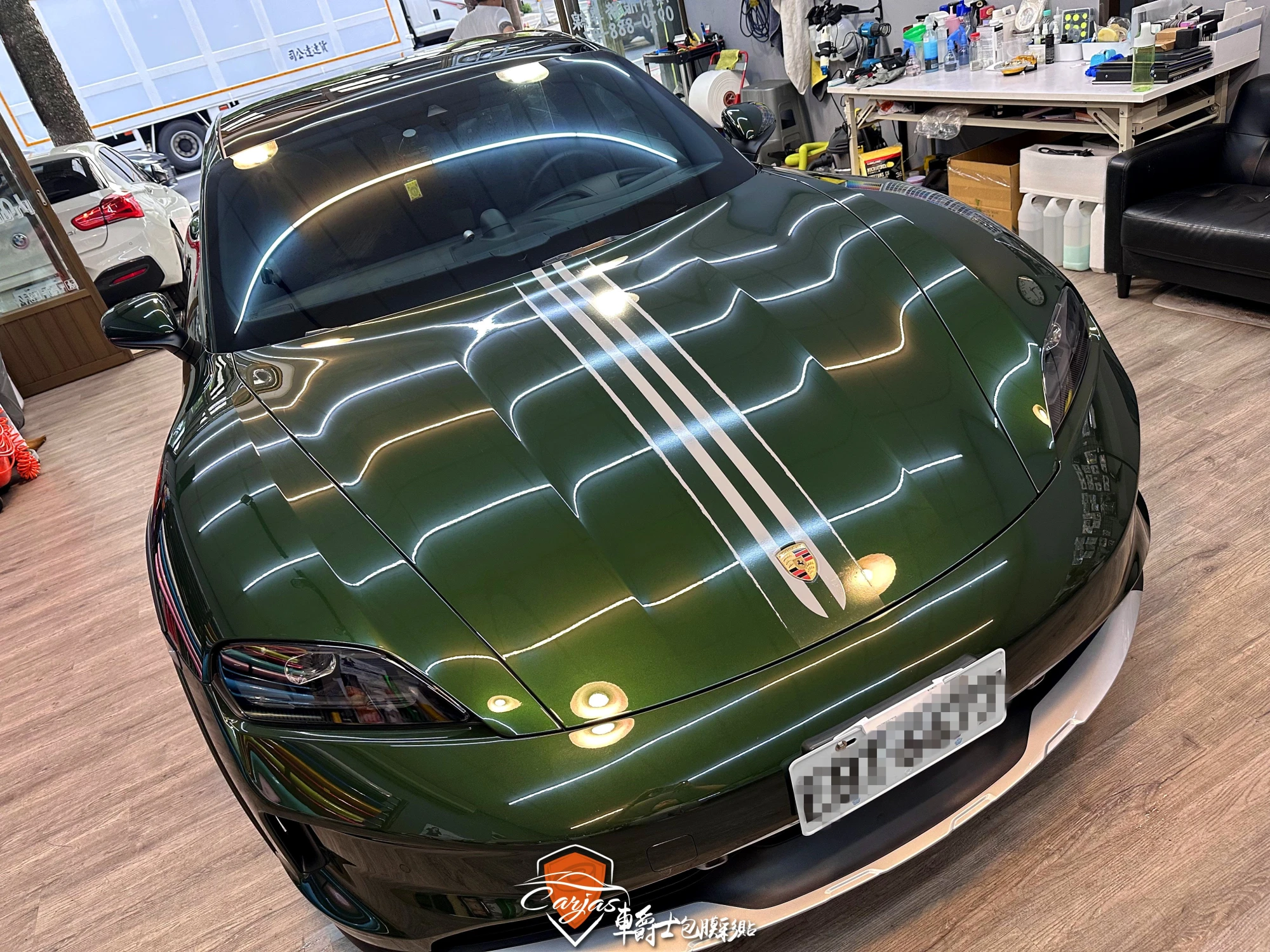 Porsche Taycan 客製化車身運動線條彩貼