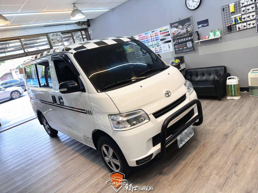 TOYOTA TOWN ACE 客製化車頂賽車旗格車頂彩貼&車身腰線彩貼