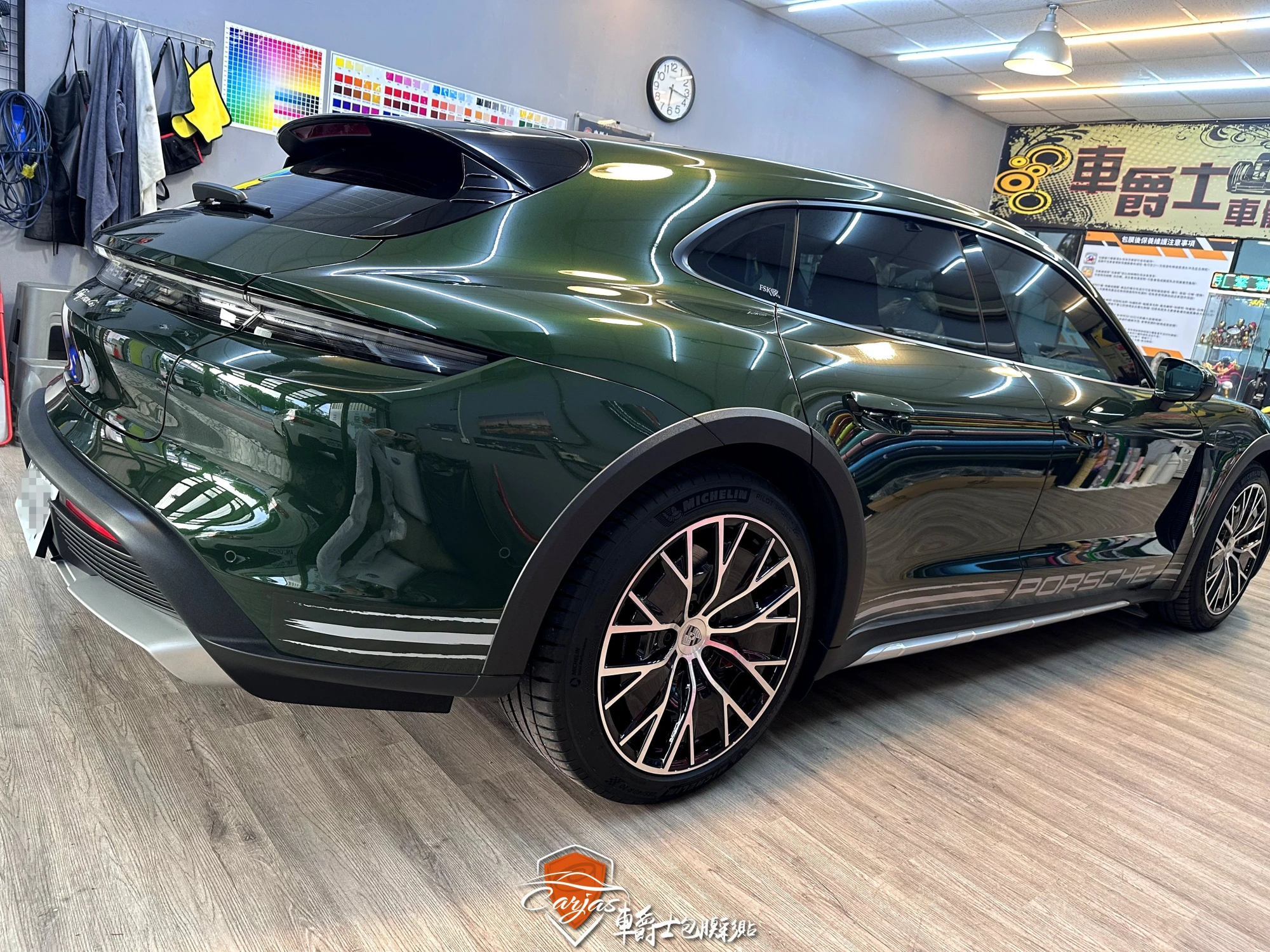 Porsche Taycan 客製化車身運動線條彩貼
