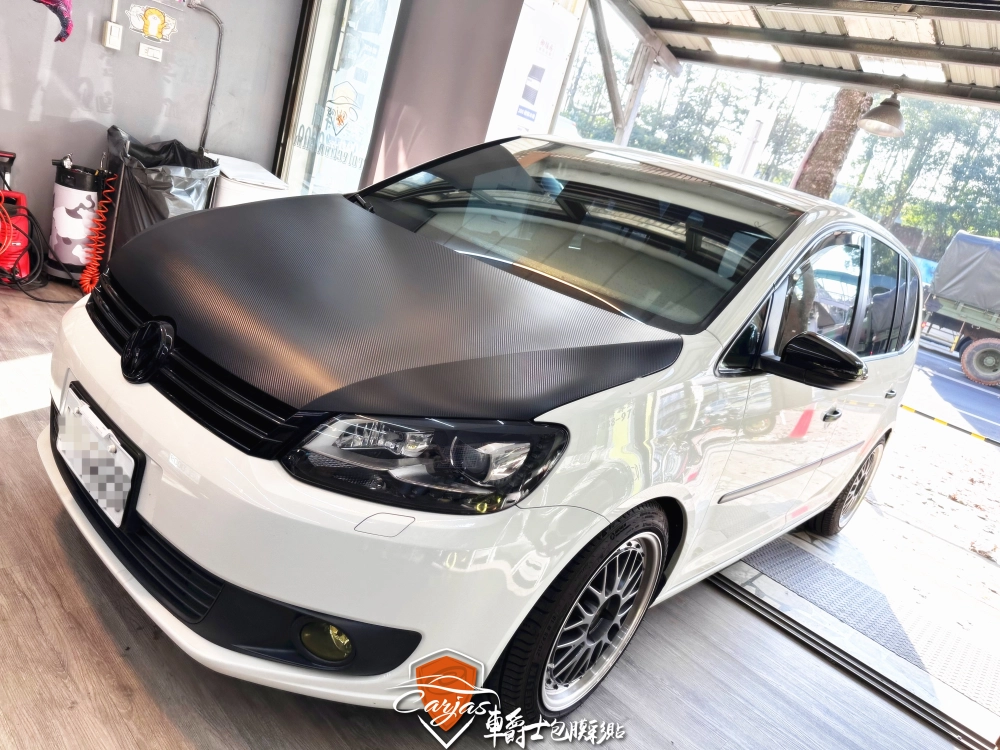 VOLKSWAGEN TOURAN 引擎蓋3D黑卡夢改色包膜