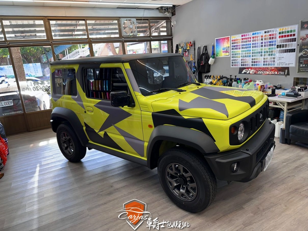 SUZUKI JIMNY 3M黑卡夢車頂貼膜、客製化迷彩塗裝車身彩貼